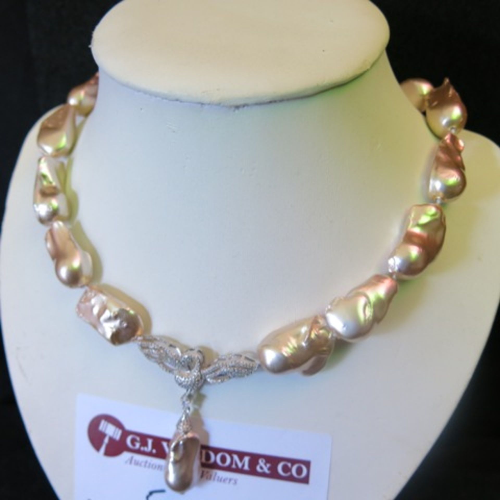 Large Miss-Shaped Pearl Effect Stone Necklace with Swan Motif to Centre. RRP £168.00 - Image 2 of 4