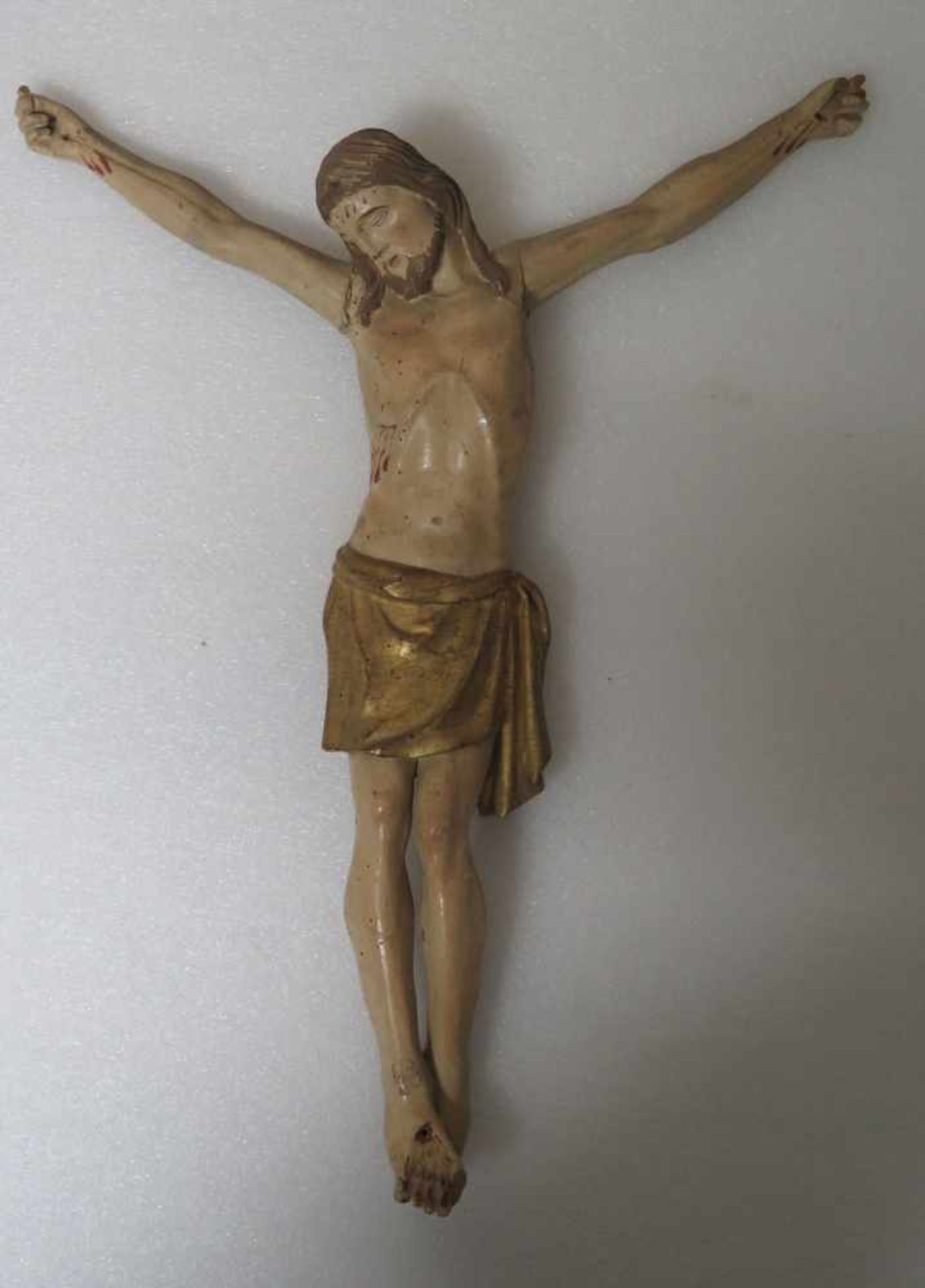 Christ en croix, XIXème siècle, (55 x 42 cm). En bois polychrome.