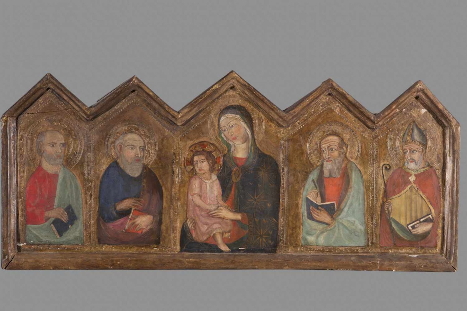 Partie de retable, XIXème siècle, (45.5 x 104 cm). Tempera sur bois, représentant la Vierge à l'