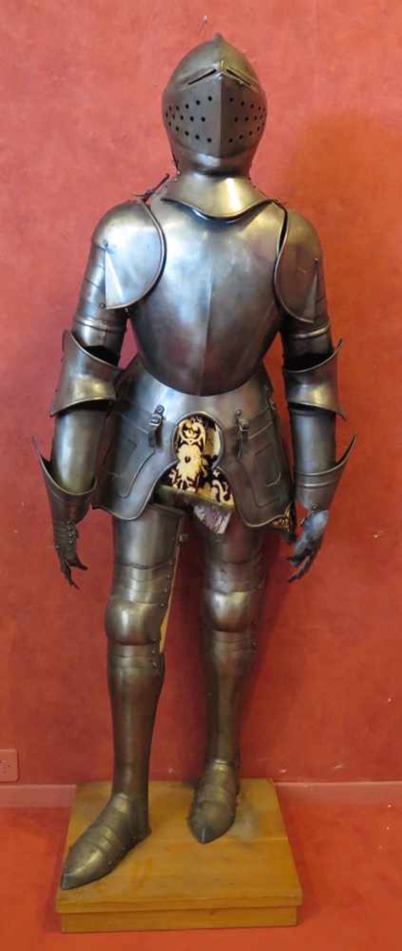 Armure de chevalier, 1960-1970.(haut. 173 cm). Reproduction d'une armure du XVe siècle en métal,
