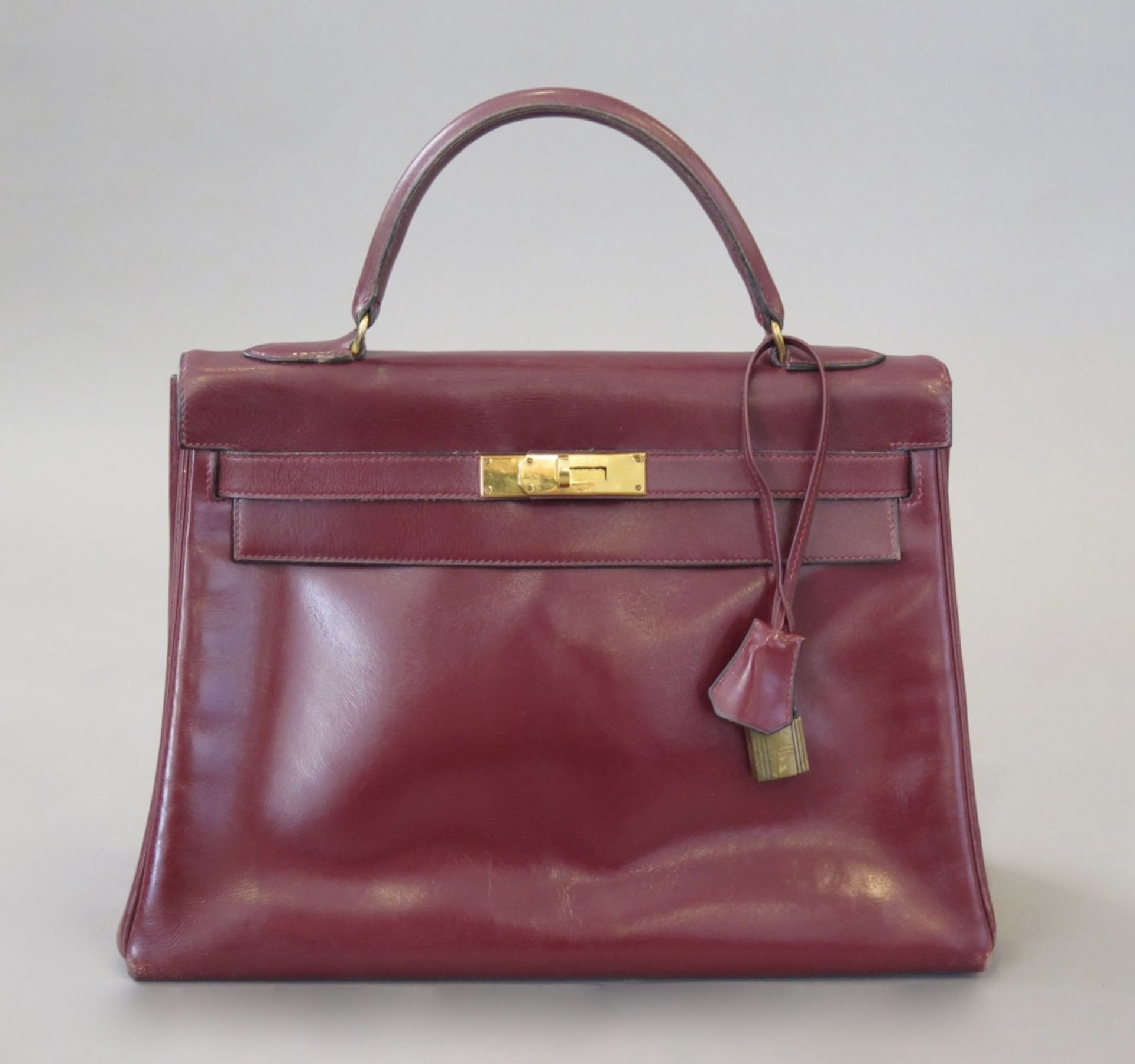 HERMES.Sac, modèle "Kelly" 32 cm, 1955-1956.(haut. 23 cm, larg. 33 cm, prof. 12.5 cm). En box