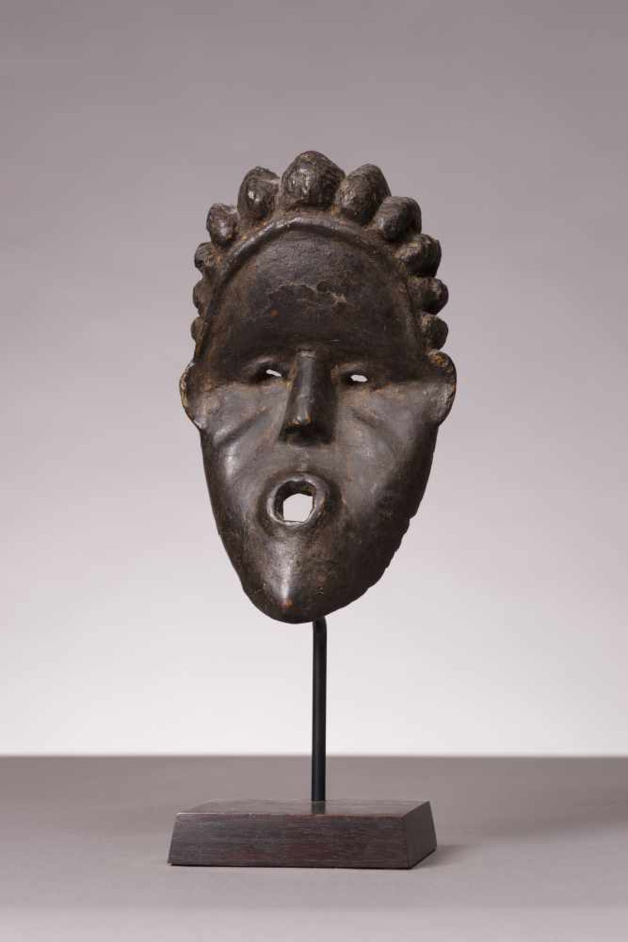 Masque "geh-naw", ethnie Bassa, Libéria.(haut. 22 cm, larg. 12,5 cm). En bois sculpté recouvert d'