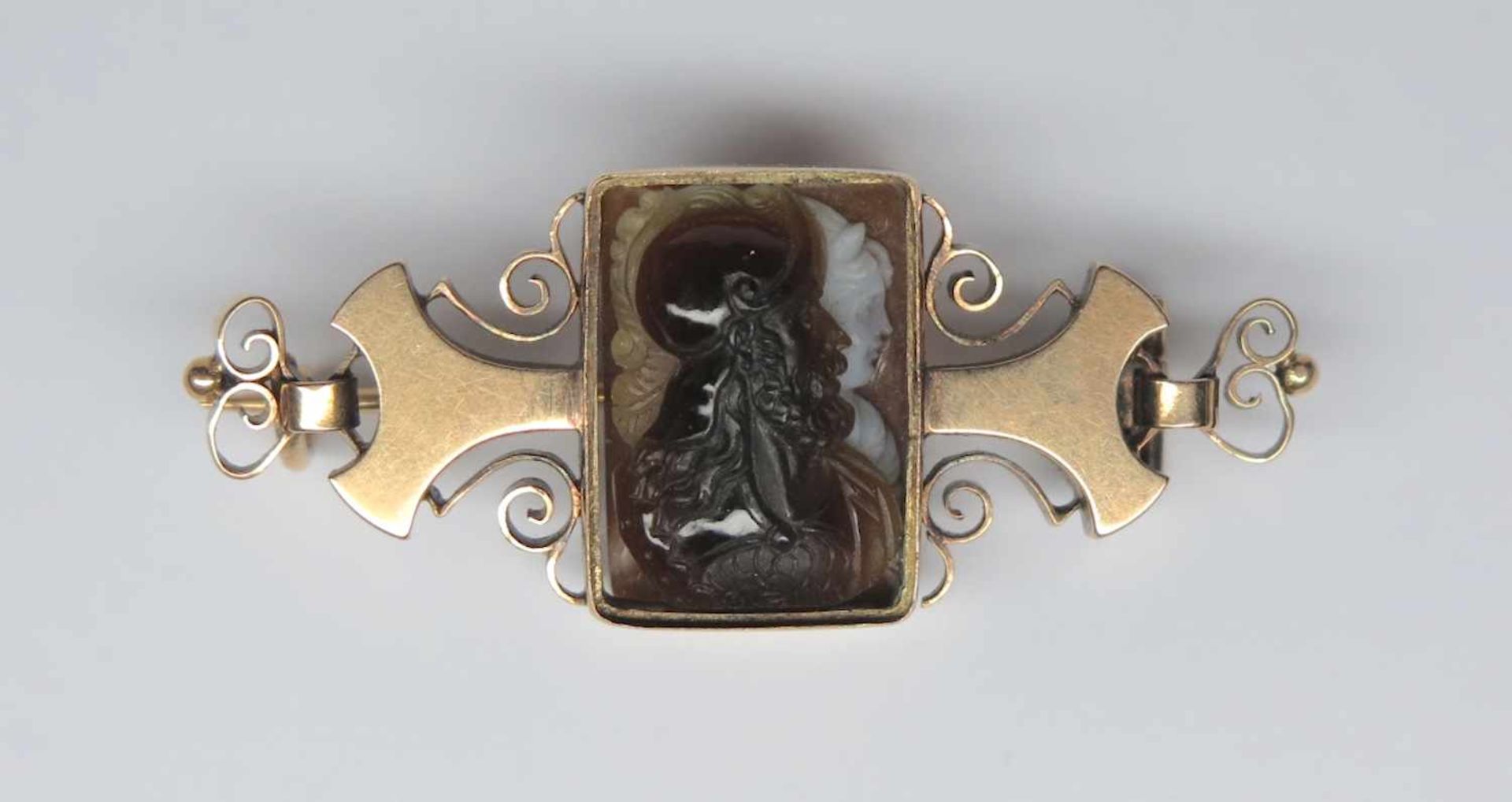 Broche, ancienne.(long. 4.5 cm, poids brut: env. 8.0 g). En or jaune 750, monture ajourée à décor de