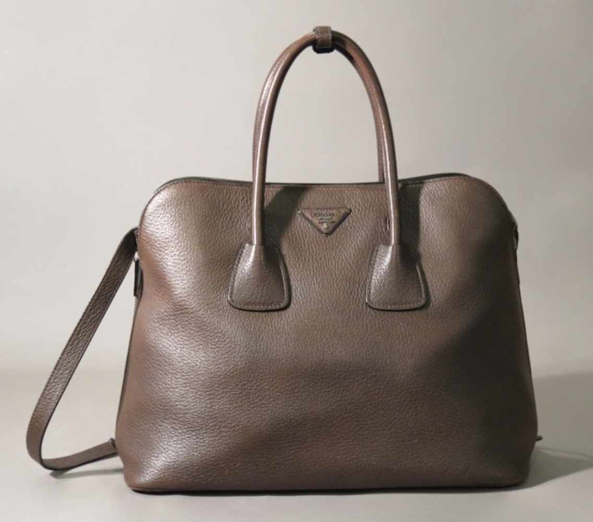 PRADA.Grand sac.(haut. 29 cm, larg. 40 cm, prof. 20 cm). En cuir de cerf marron, garnitures en métal