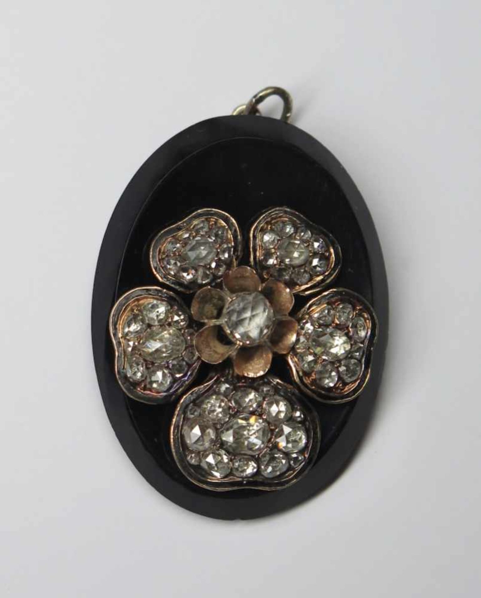 Pendentif, ancien.(long. 4 cm, larg. 3 cm, poids brut: env. 14.6 g). En or jaune 375, composé d'