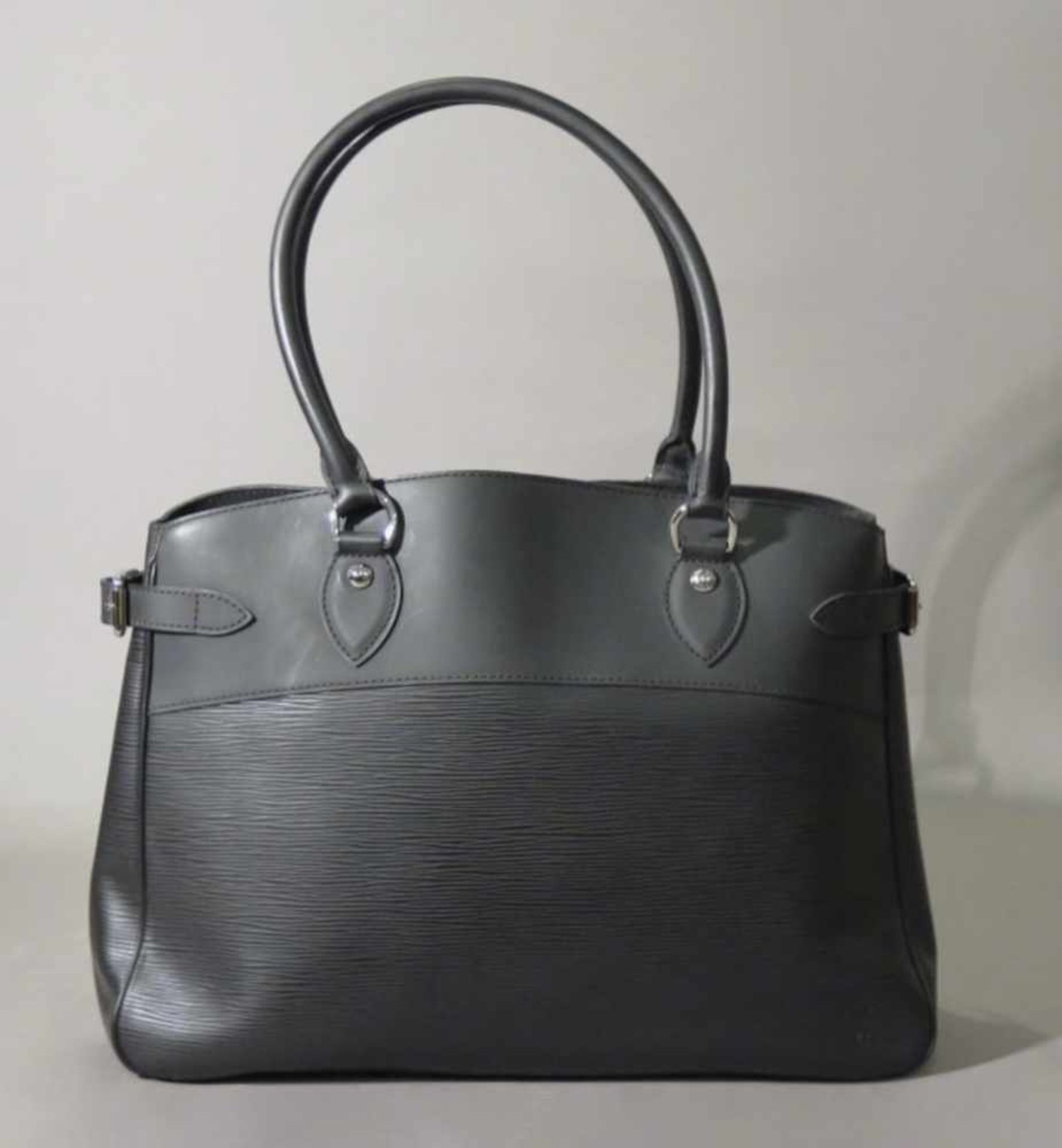 LOUIS VUITTON.Sac.(haut. 29 cm, larg. 39 cm, prof. 14 cm). En cuir Epi noir et cuir lisse amatis,