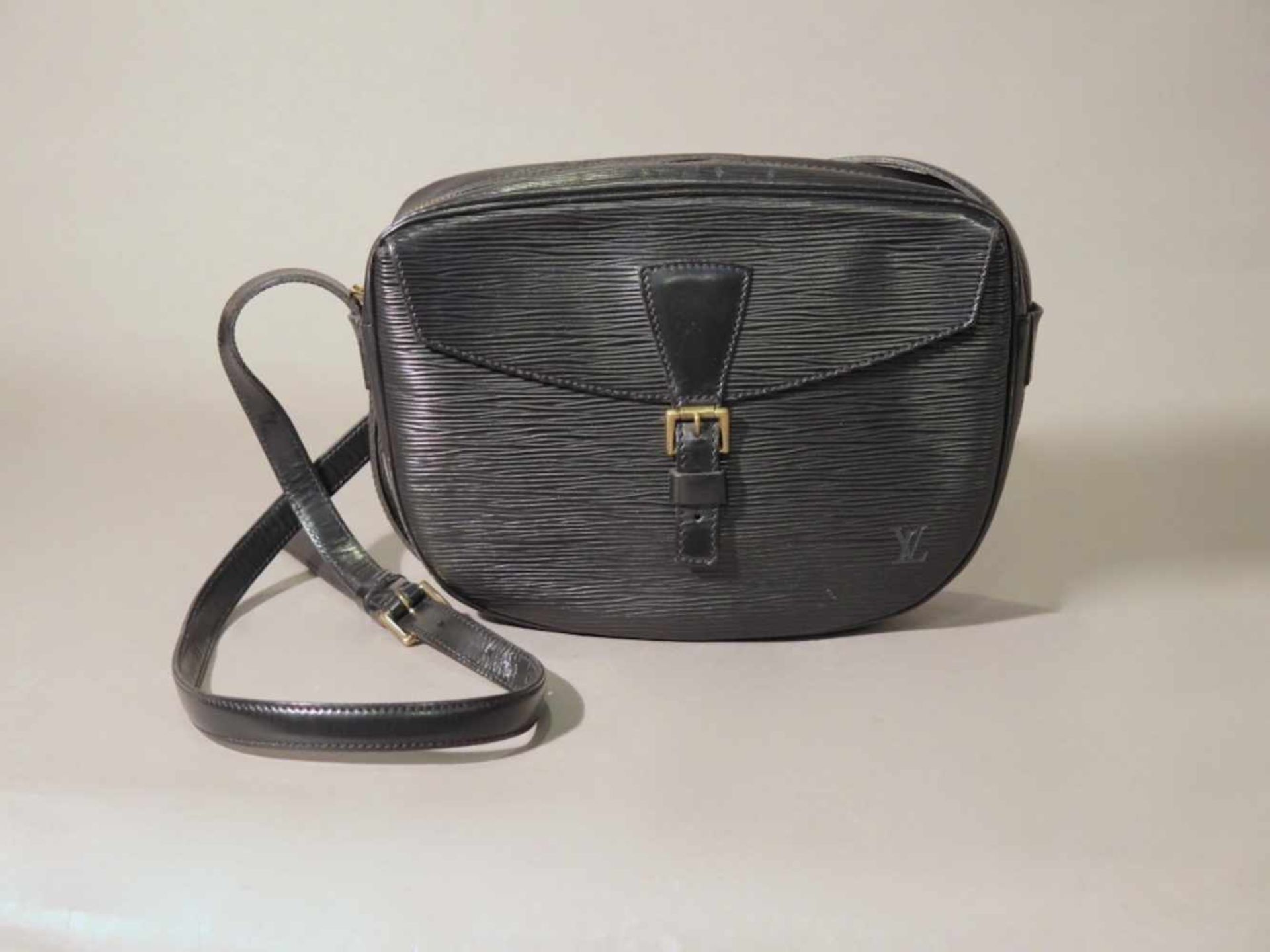 LOUIS VUITTON.Sac, modèle "Jeune fille".(haut. 19 cm, larg. 25.5 cm, prof. 8 cm). En cuir Epi