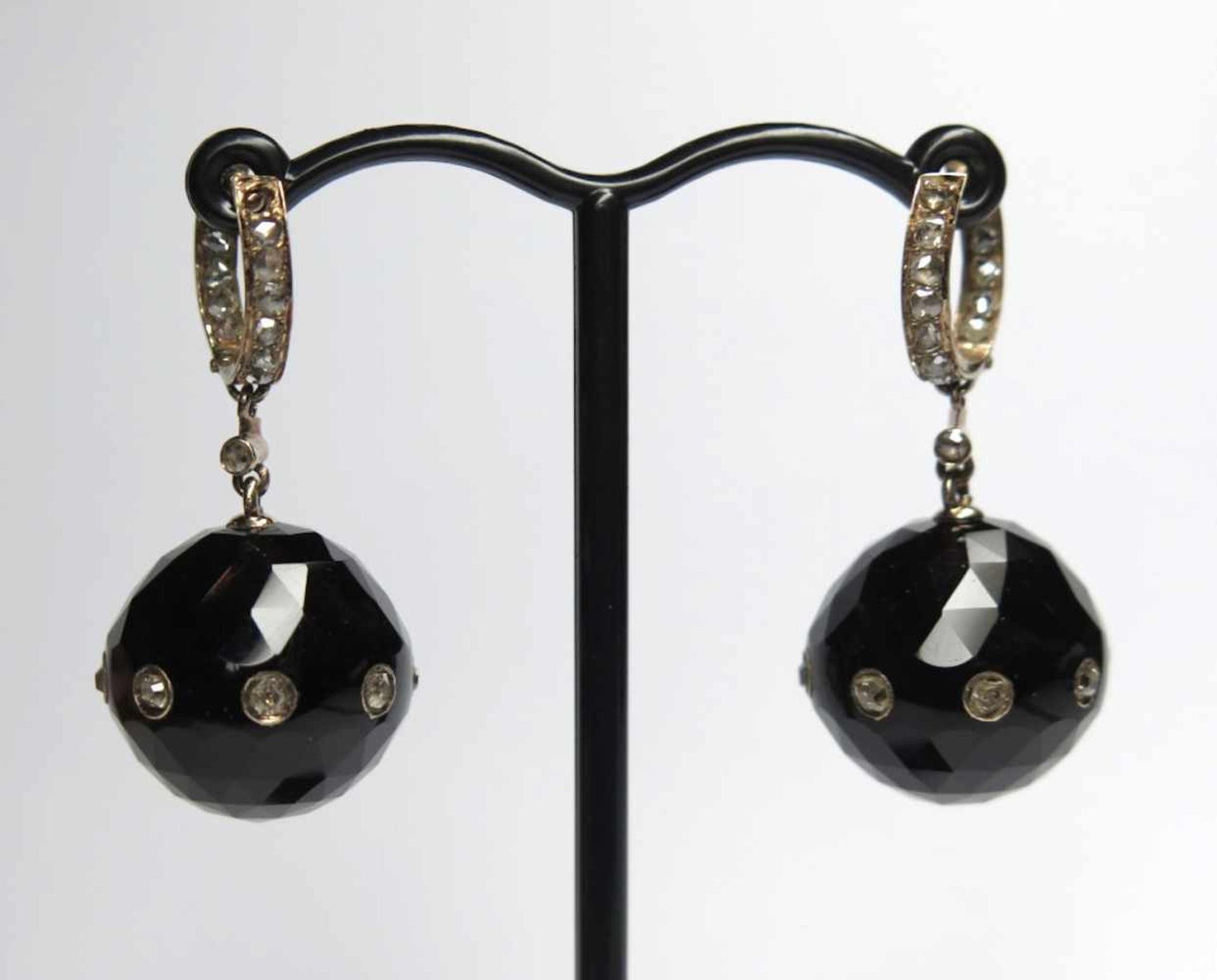 Paire de pendants d'oreilles, anciens.(long. 3.8 cm, diam. onyx: 17.5 mm, poids brut: env. 16.1