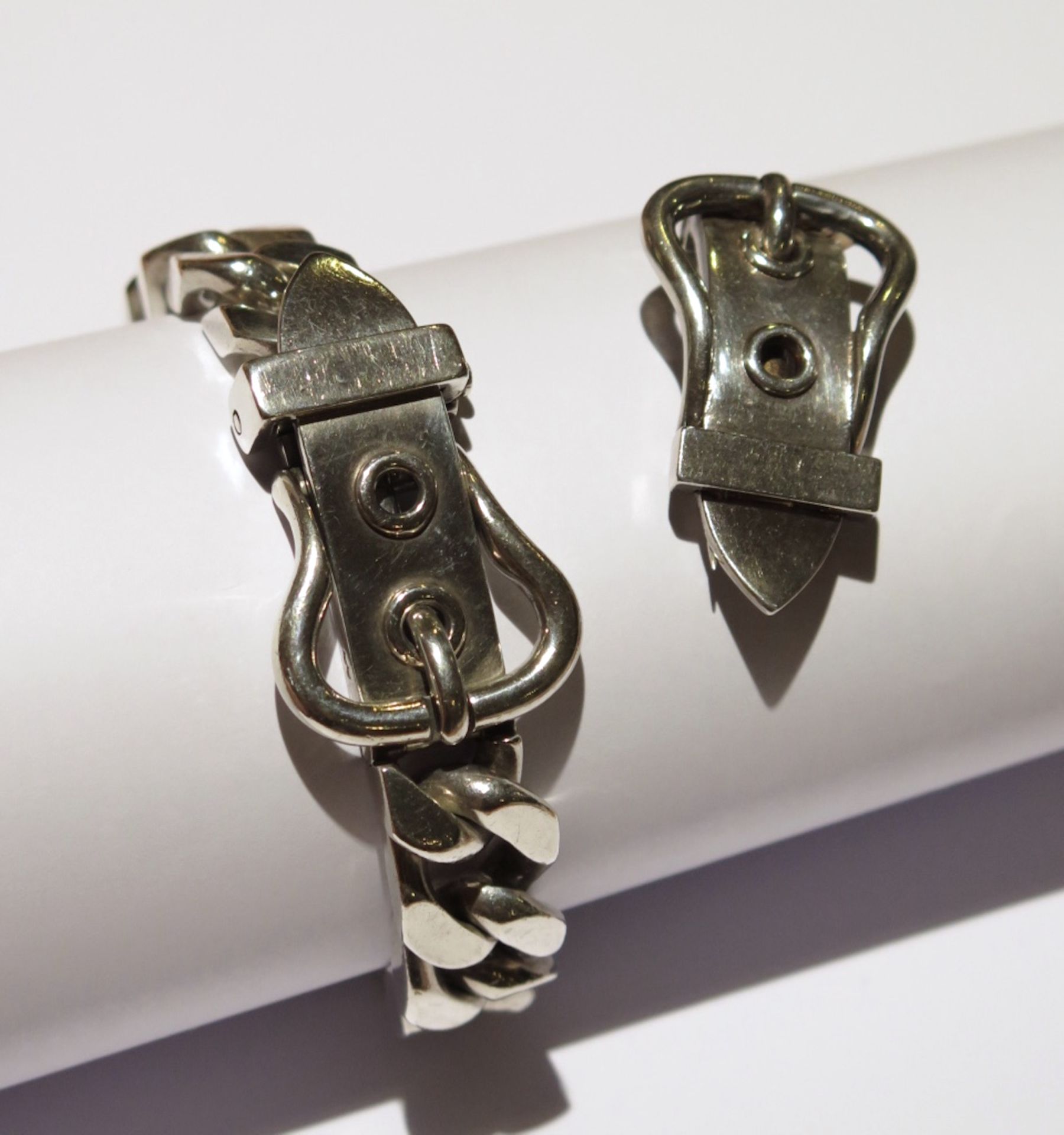 HERMES.Bracelet et broche, modèle "Ceinture".(bracelet: long. 25 cm, poids: env. 121.3 g, broche: