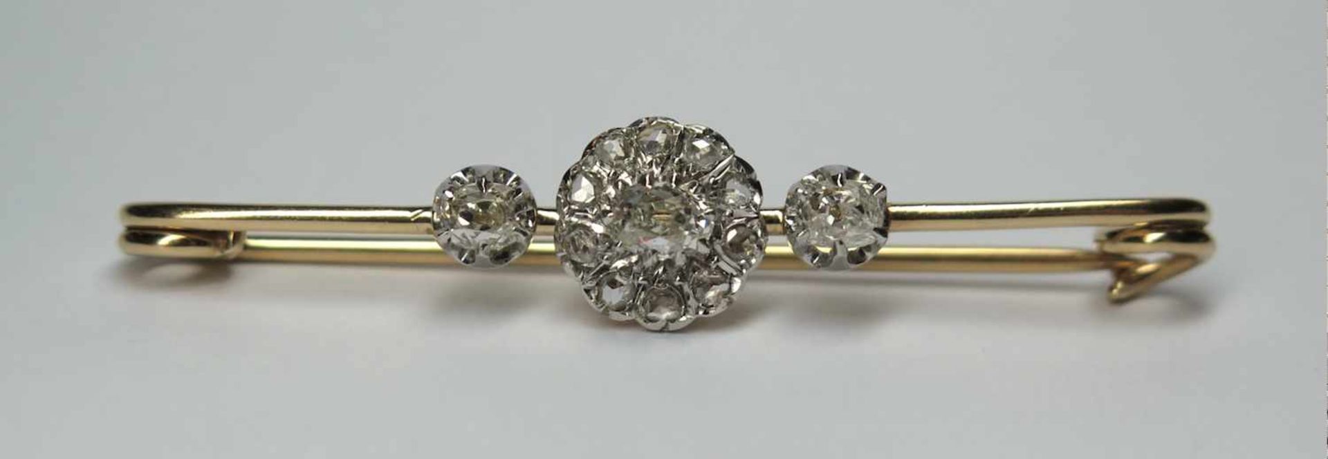 Broche barrette, ancienne.(long. 5 cm, poids brut: env. 4.7 g). En or jaune et or blanc 750, le