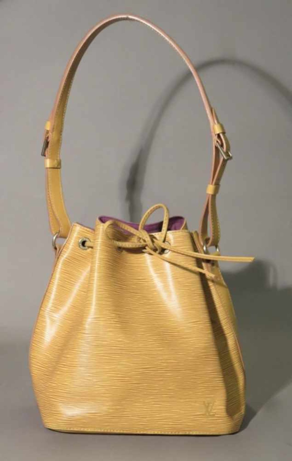 LOUIS VUITTON.Sac, petit modèle "Noé".(haut. 27 cm, larg. 26.5 cm, prof. 20 cm). En cuir Epi couleur