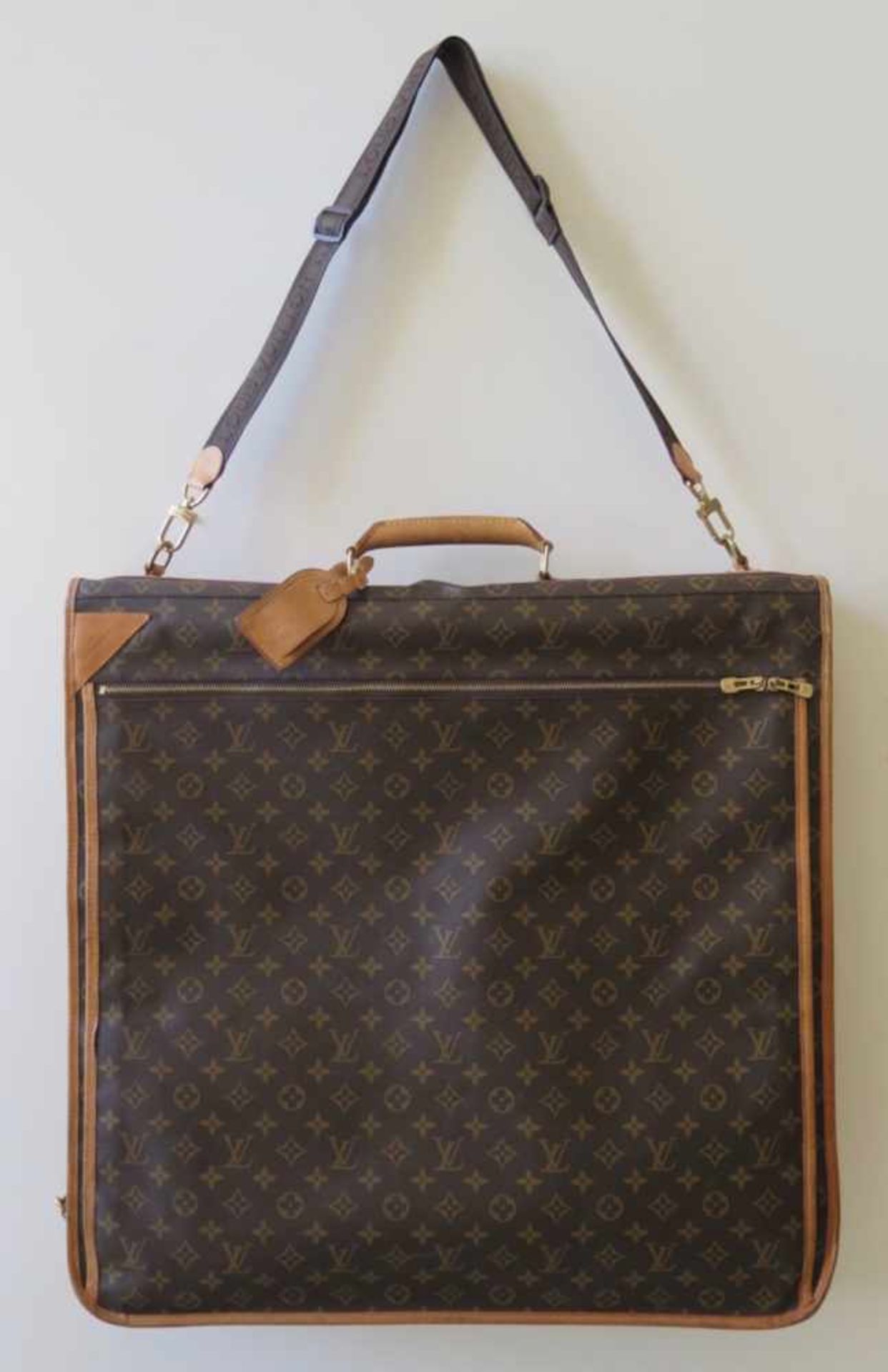 LOUIS VUITTON.Porte-habits.(fermé: haut. 55 cm, larg. 60 cm, prof. 23 cm). En toile Monogram et cuir