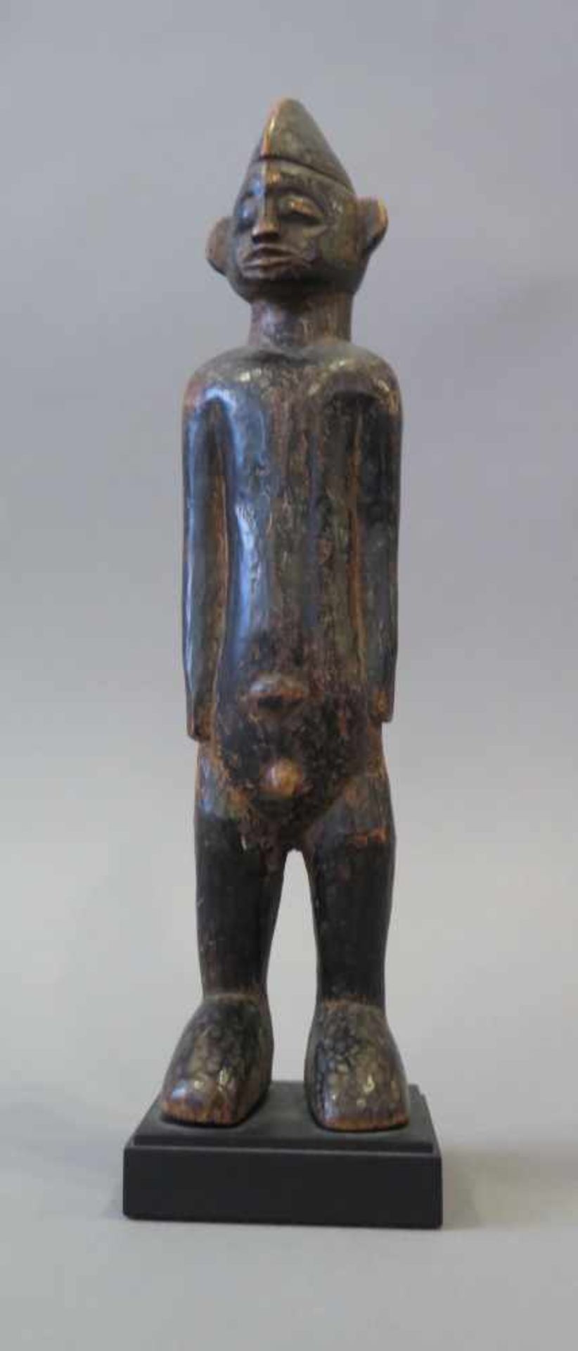 Statuette, ethnie Senufo, Côte d'Ivoire.(haut. 28 cm, larg. 6 cm). En bois sculpté figurant un homme