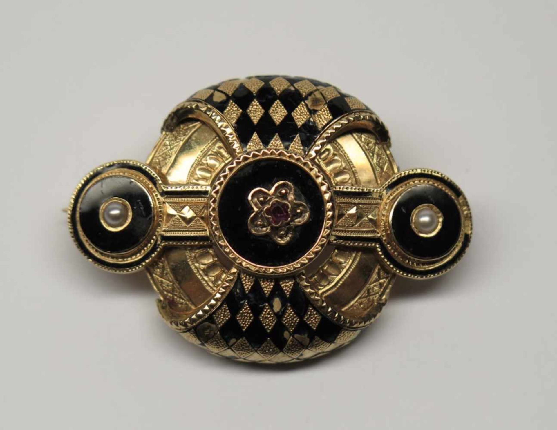 Broche, milieu XIXème.(long. 4.5 cm, larg. 3 cm, poids brut: env. 11.9 g). En or jaune 750, en