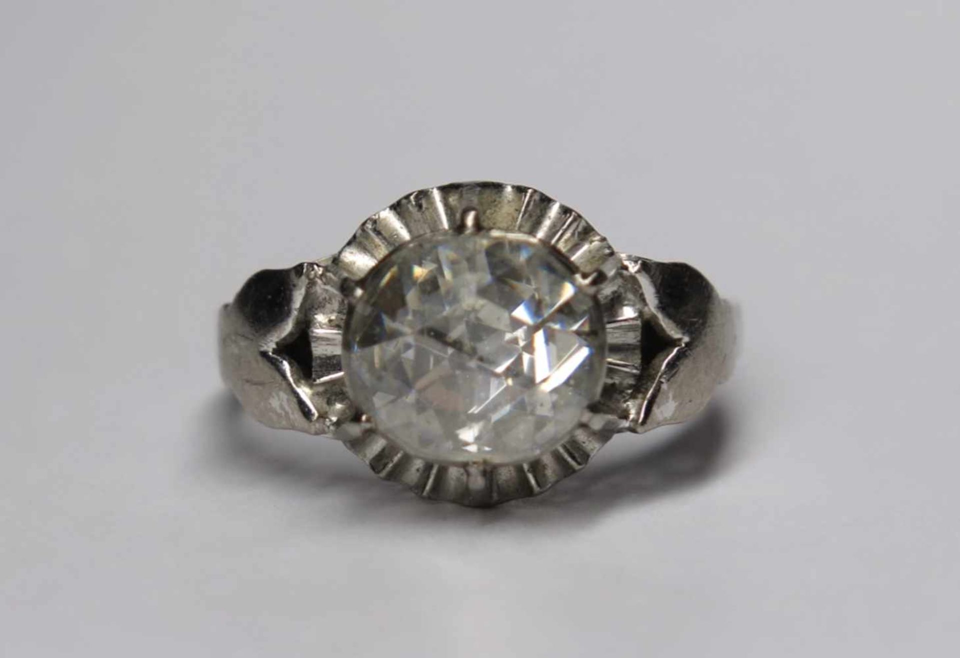 Bague, ancienne.(doigt: 55, poids brut: env. 5.7 g). En platine, épaules ajourées à décor de volutes