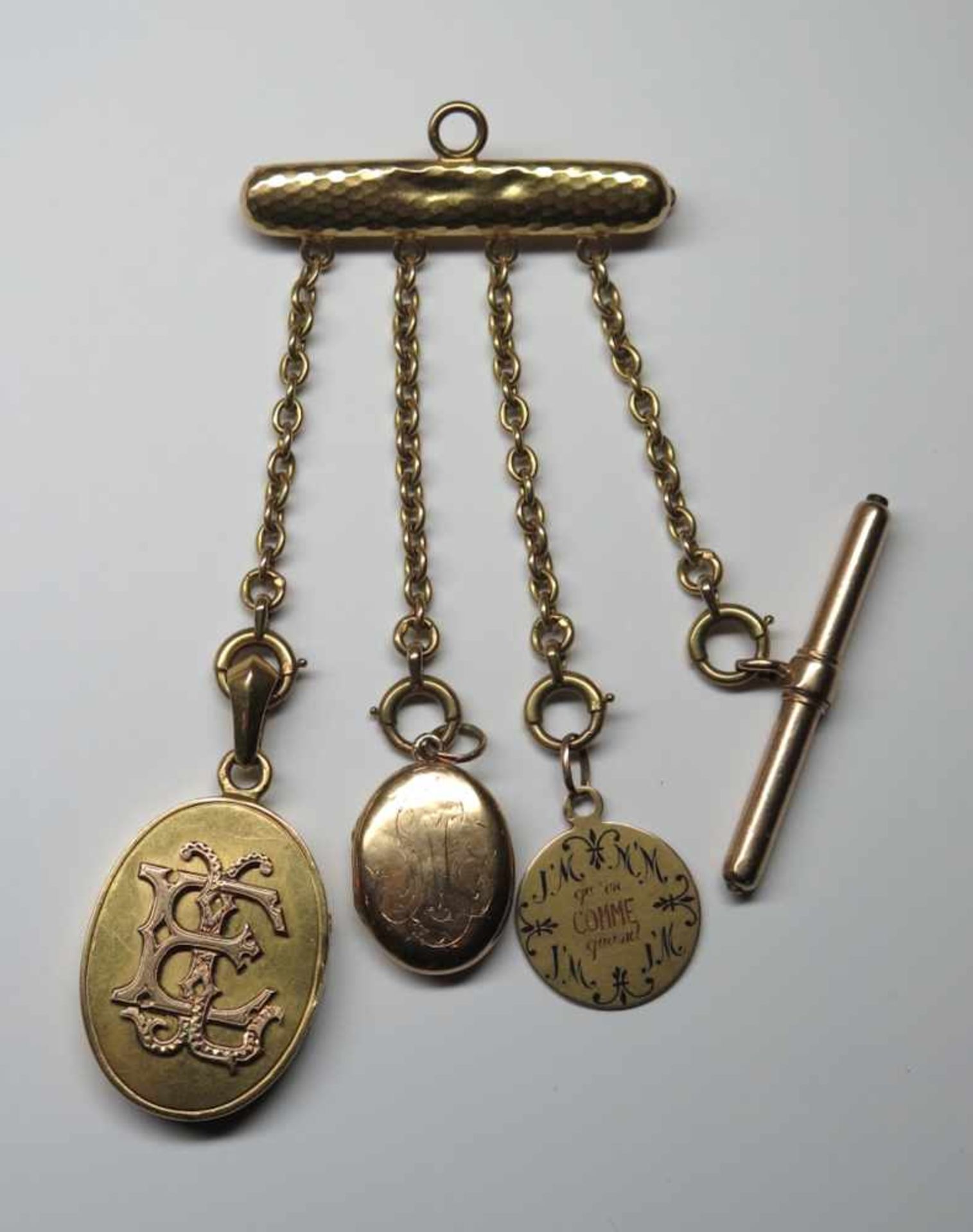 Broche/pendentif à quatre breloques.(larg. 4.7 cm, long. plus grande breloque: 10.5 cm, poids: