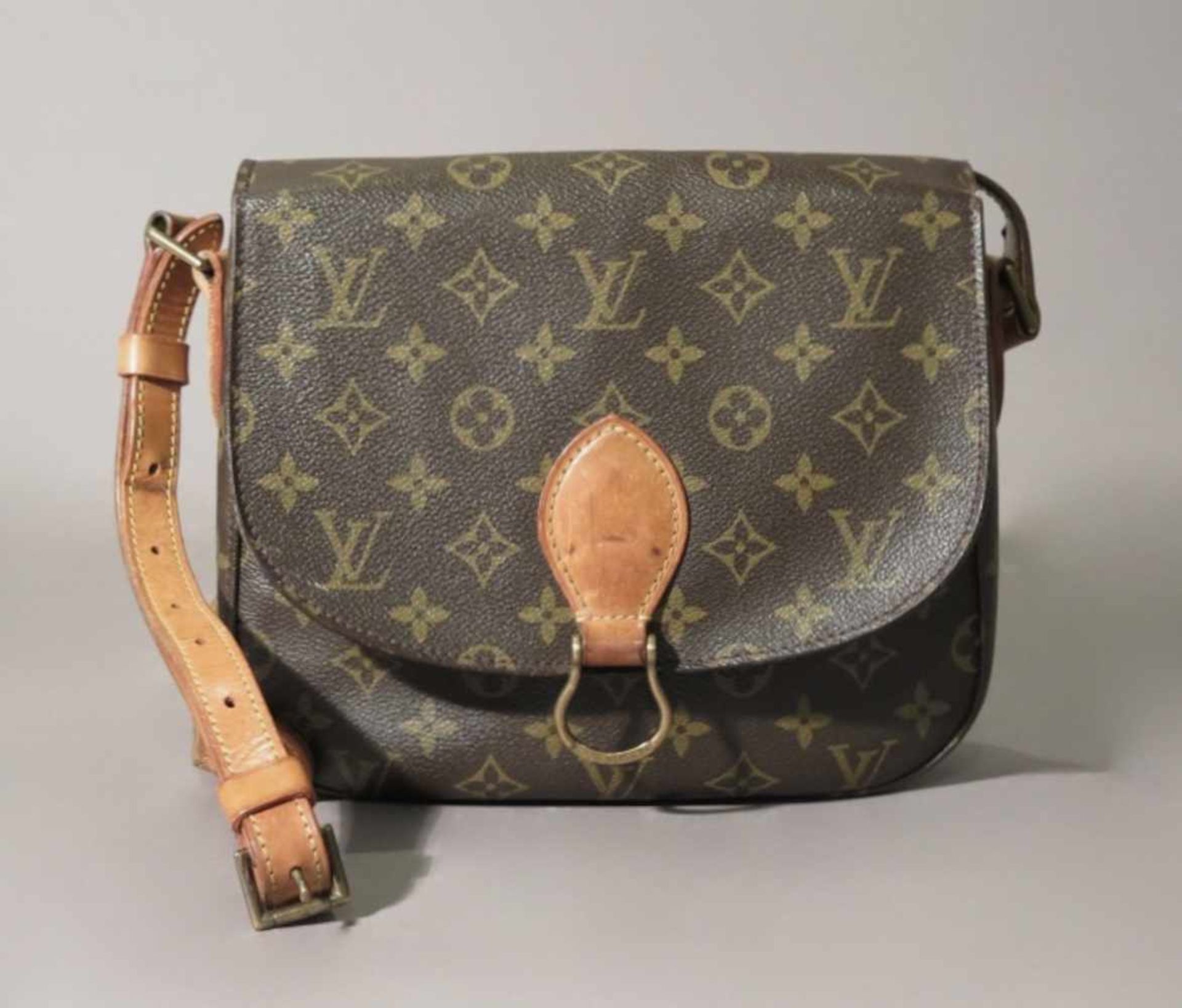 LOUIS VUITTON.Sac, modèle "Saint Cloud".(haut. 20 cm, larg. 25 cm, prof. 6.5 cm). En toile