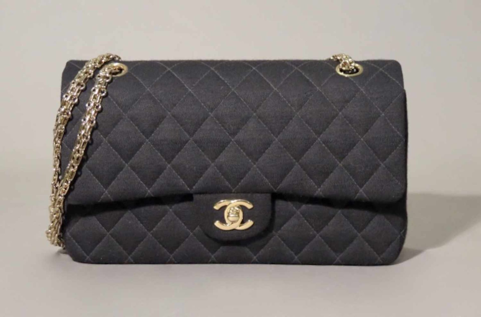 CHANEL.Sac, modèle "2:55".(haut. 15 cm, larg. 26 cm, prof. 6.5 cm). En jersey noir matelassé,