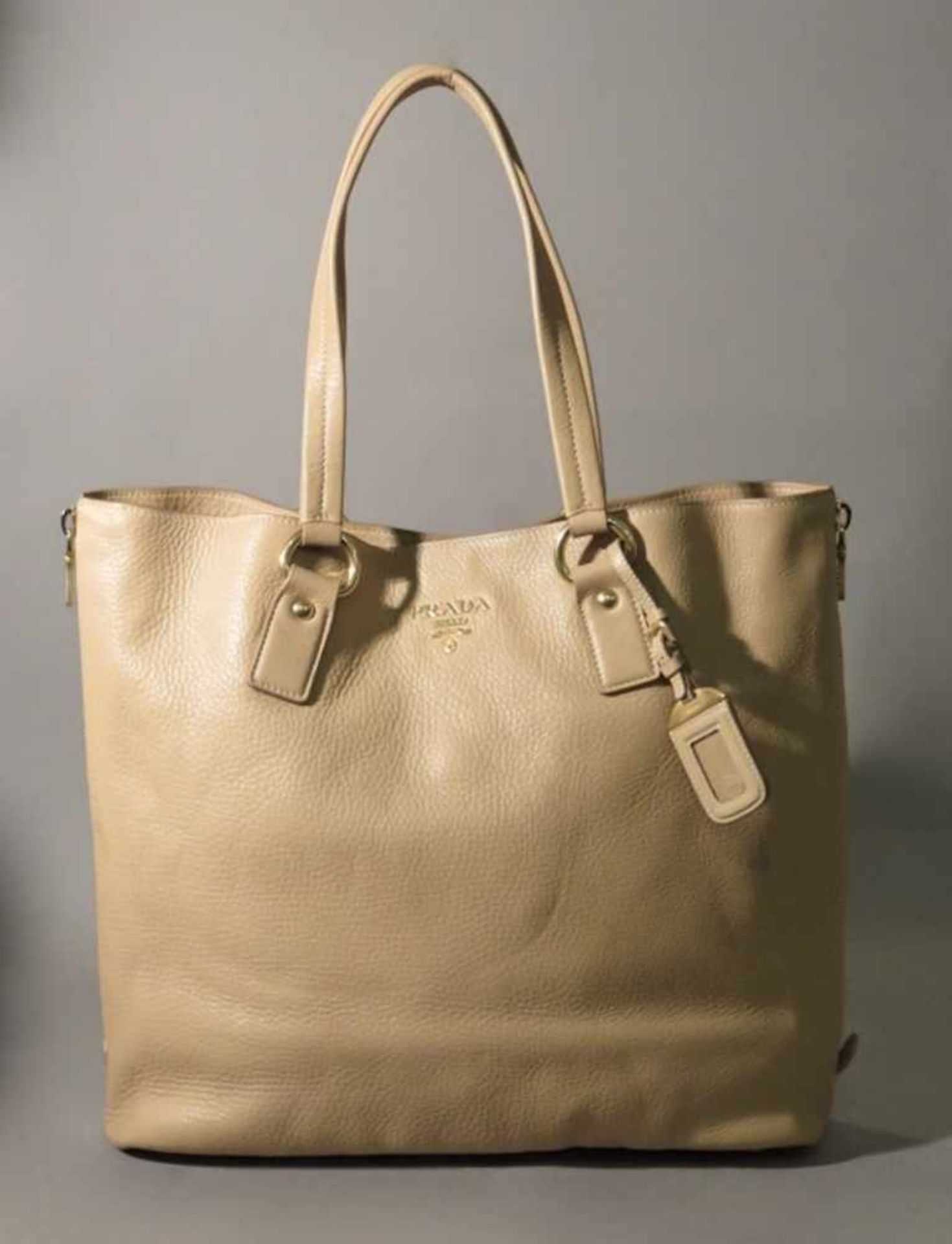 PRADA.Sac, modèle "Shopping".(haut. 35 cm, larg. 38 cm, prof. 13.5 cm). En cuir grainé beige,