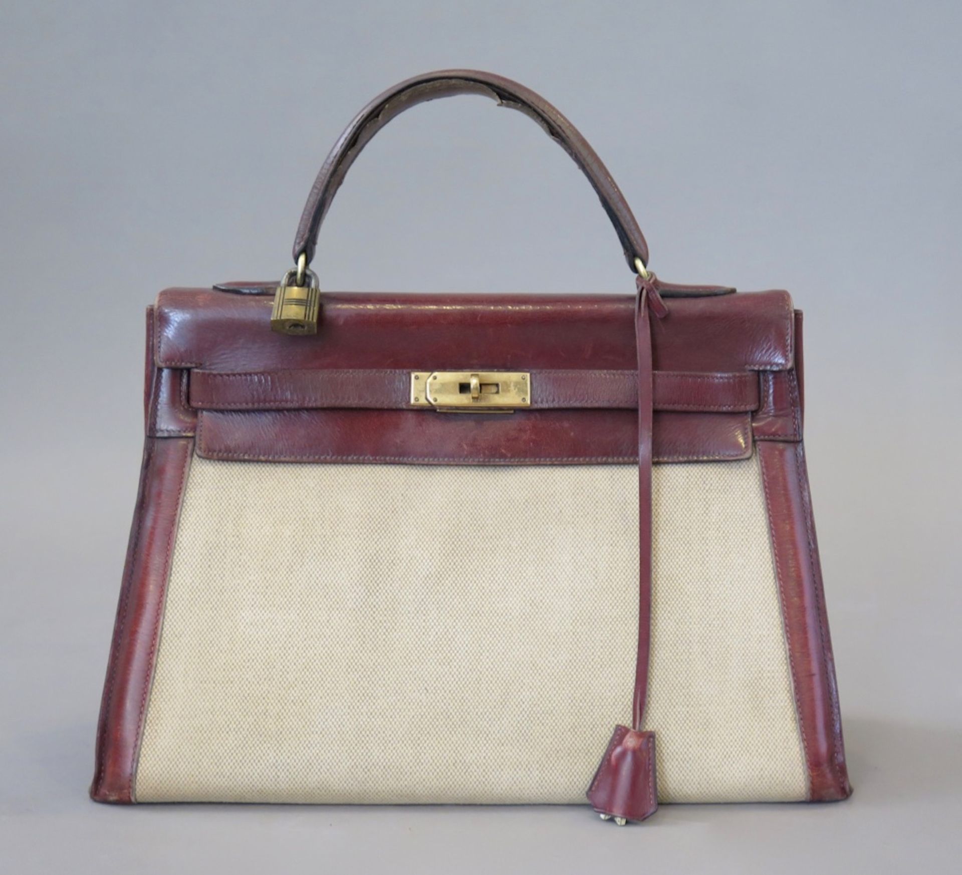 HERMES.Sac, modèle "Kelly" 32 cm, ancien.(haut. 22.5 cm, larg. 33 cm, prof. 13 cm). En toile "H"