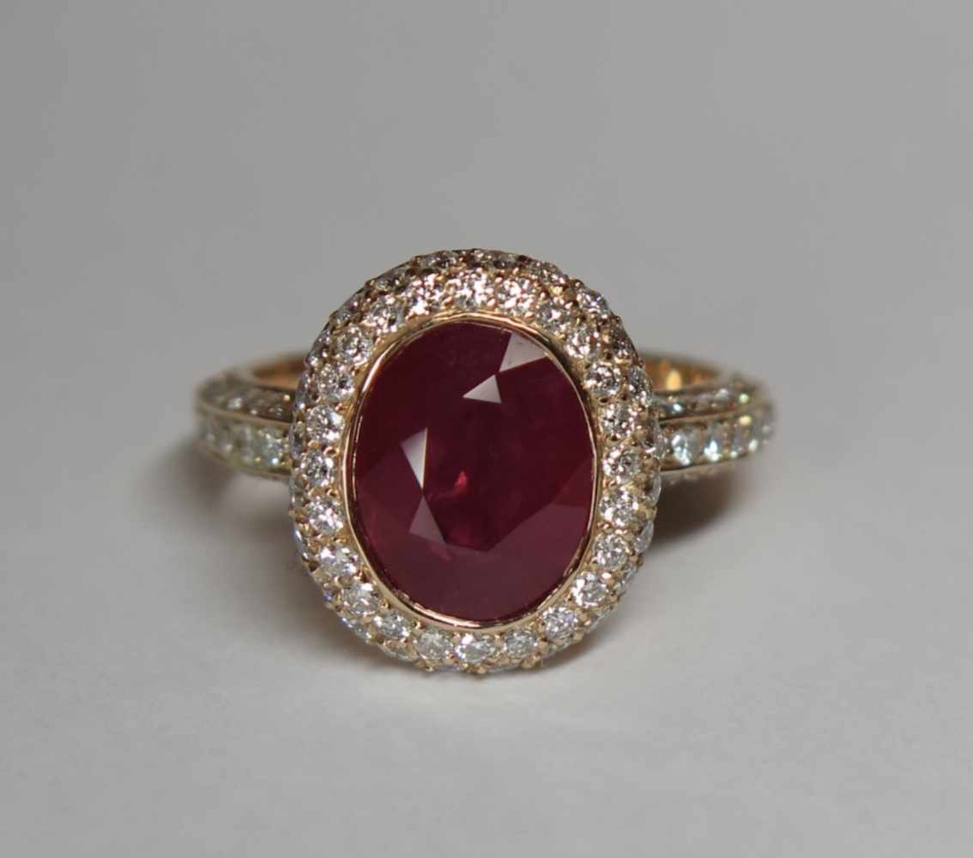 Bague.(doigt: 52, poids brut: env. 7.0 g). En or rose 750, le haut des épaules et le pourtour de