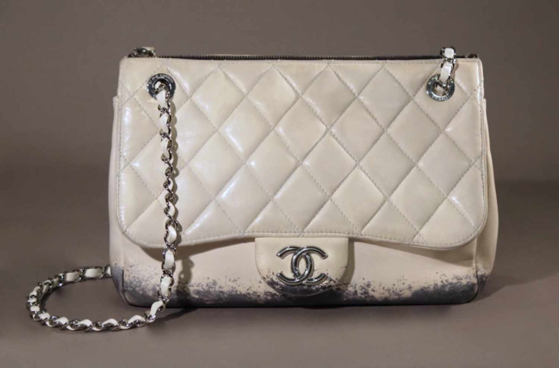 CHANEL.Sac, modèle "Mademoiselle tie and dye".(haut. 20 cm, larg. 28.5 cm, prof. 9 cm). En cuir d'