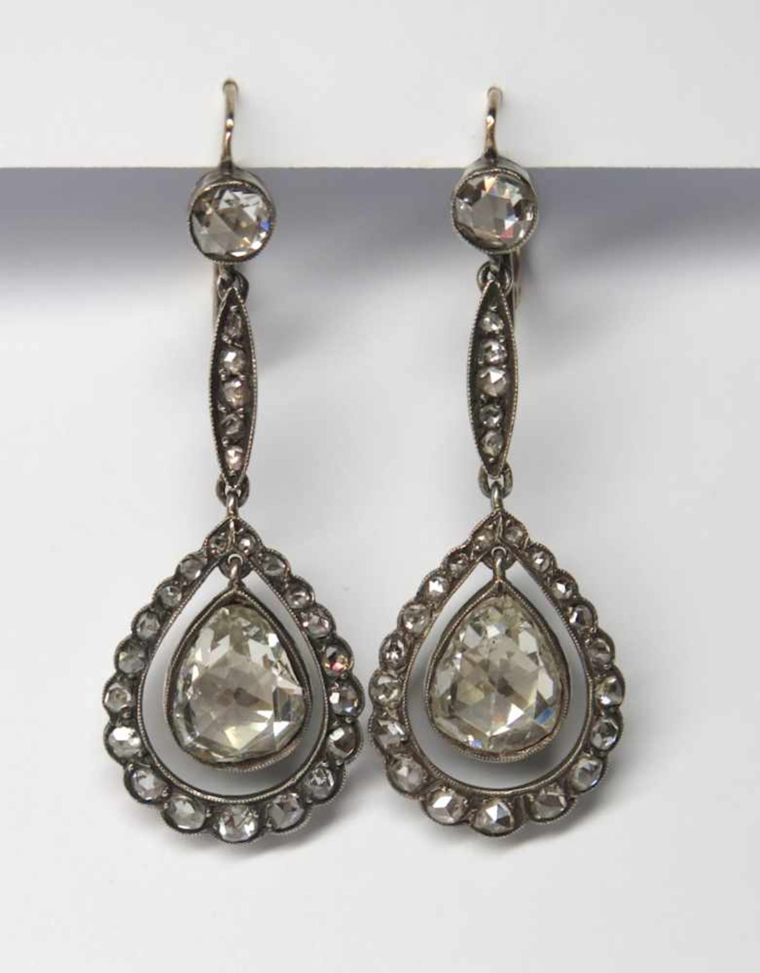 Paire de pendants d'oreilles, fin XIXème.(long. 4.8 cm, poids brut: env. 8.3 g). En argent sur or