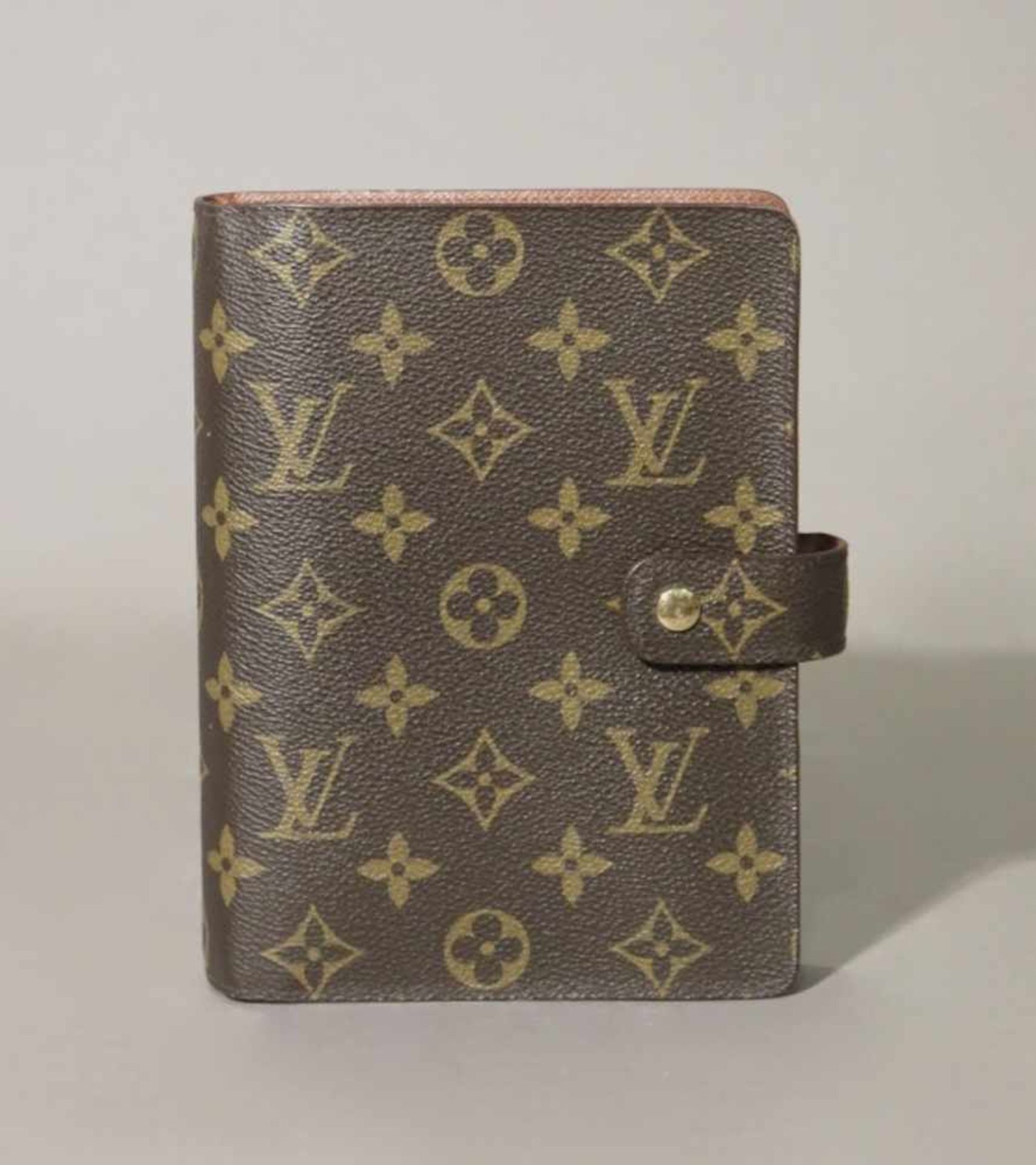 LOUIS VUITTON.Agenda, moyen modèle.(haut. 18.5 cm, larg. 13 cm). En toile Monogram, intérieur en