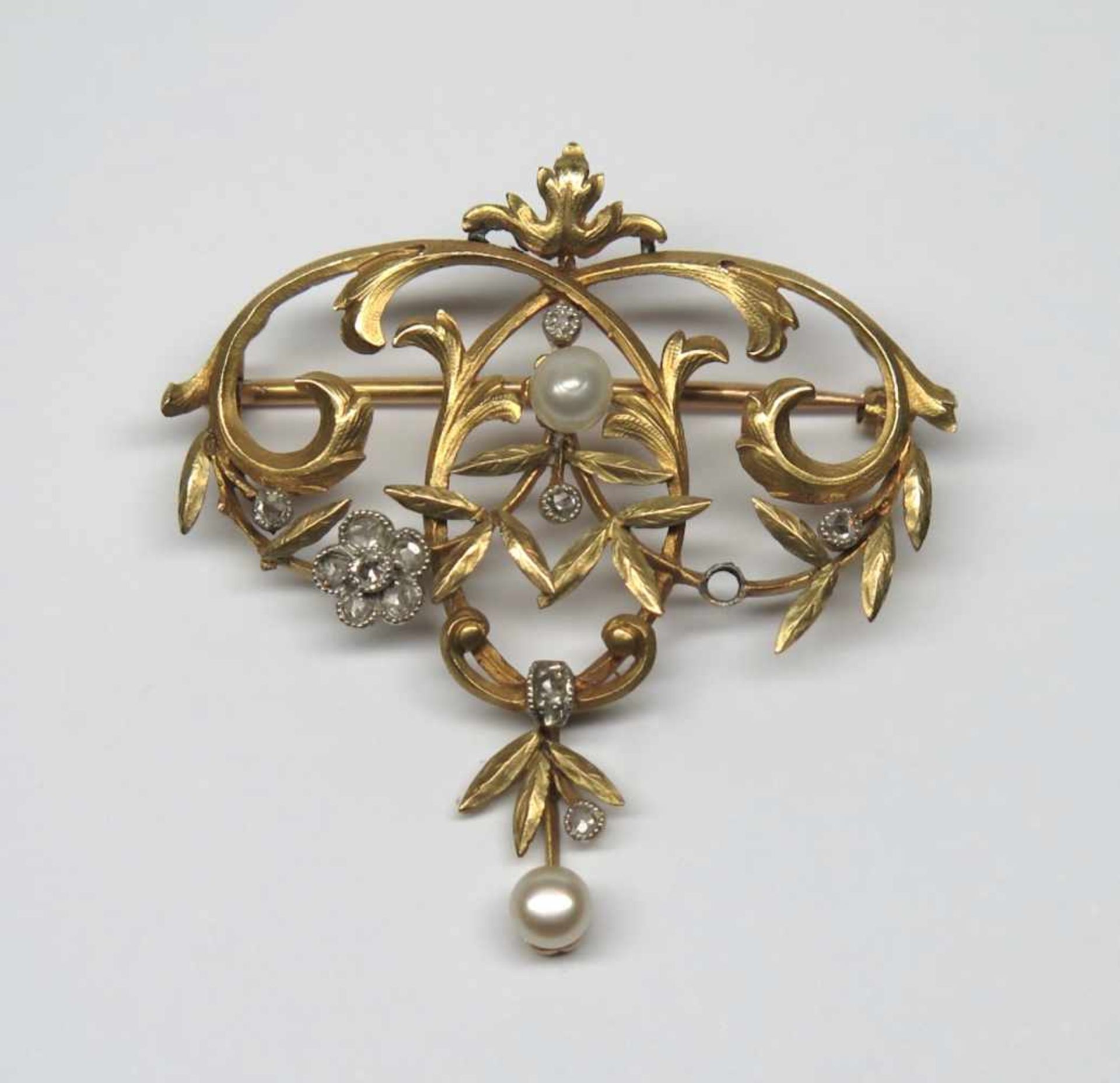 Broche, Art Nouveau.(haut. 4 cm, larg. 4 cm, poids brut: env. 7.2 g). En or jaune 750, à décor