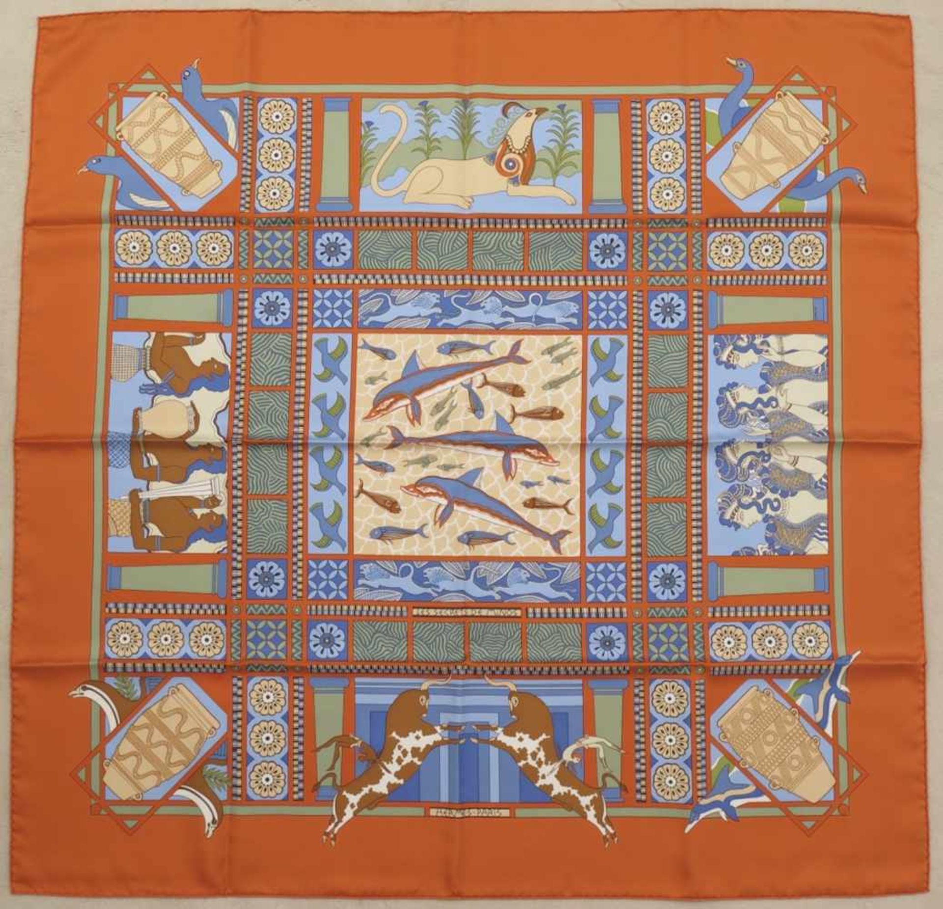 HERMES.Carré.(90 x 90 cm). En soie, dans les tons bleus, oranges, verts et marrons, bordure