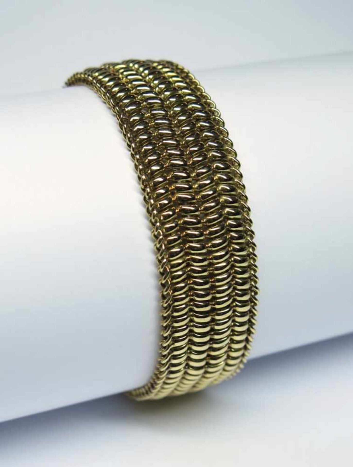 Bracelet.(long. 19.5 cm, larg. 2 cm, poids: env. 37.1 g). En or jaune 750, à maille tissu