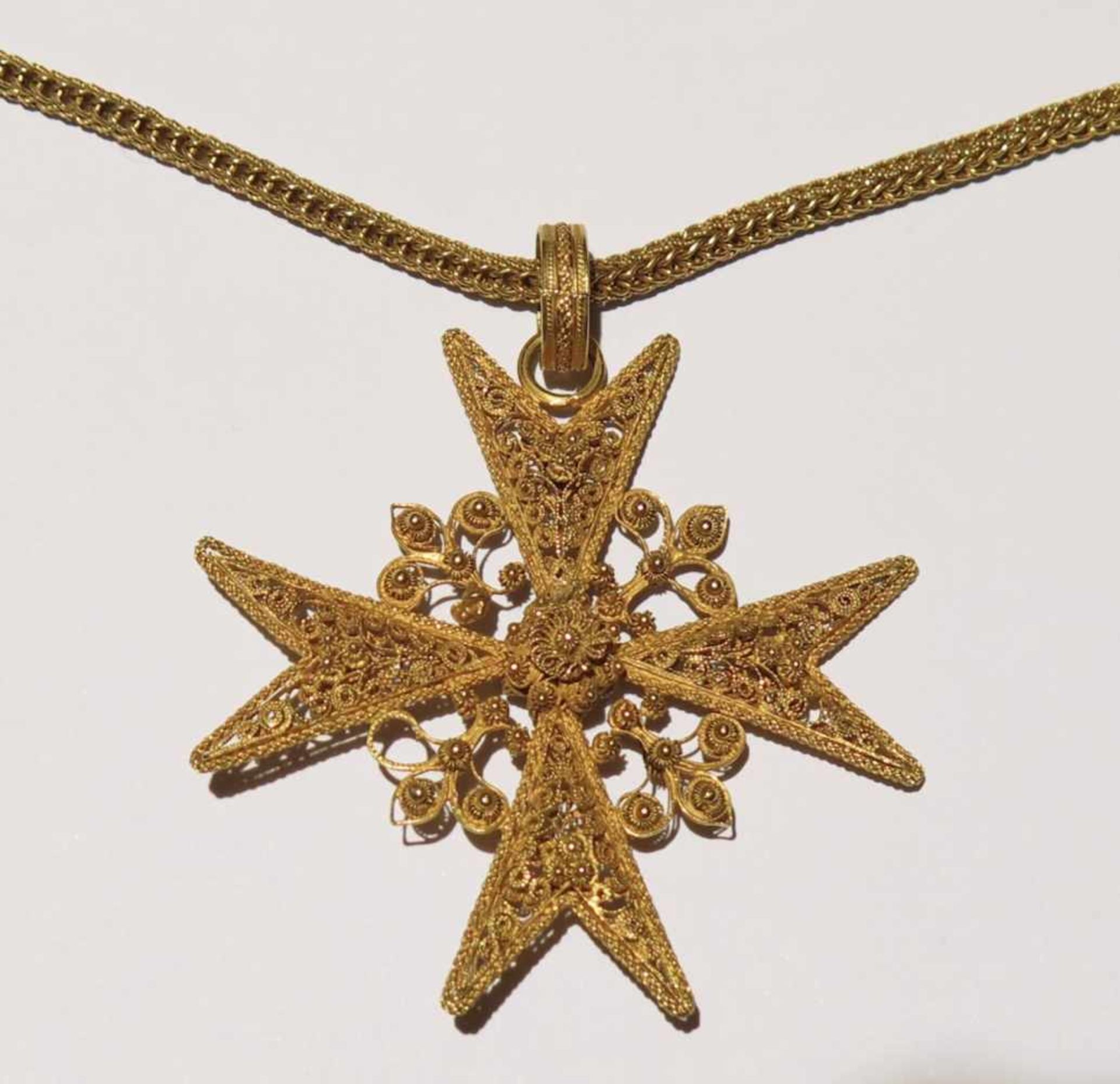 Pendentif "croix" et chaîne.(pendentif: diam. 5 cm, poids: env. 8.6 g, chaîne: long. 42 cm, poids: