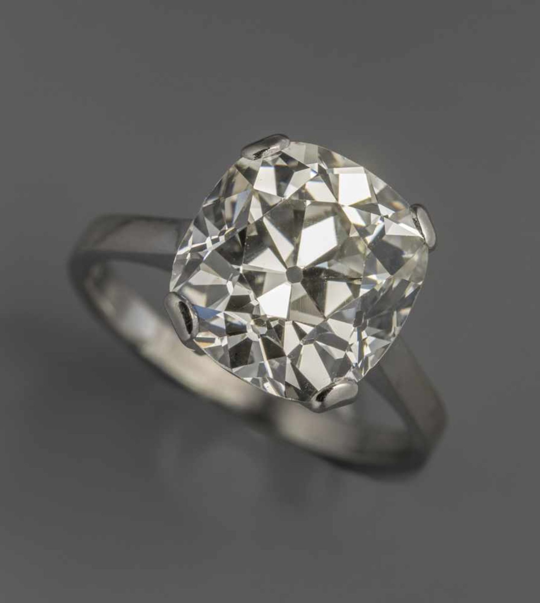 Solitaire en or blanc 750. Il est orné d'un diamant taille coussin de 5.92 cts. Le diamant est