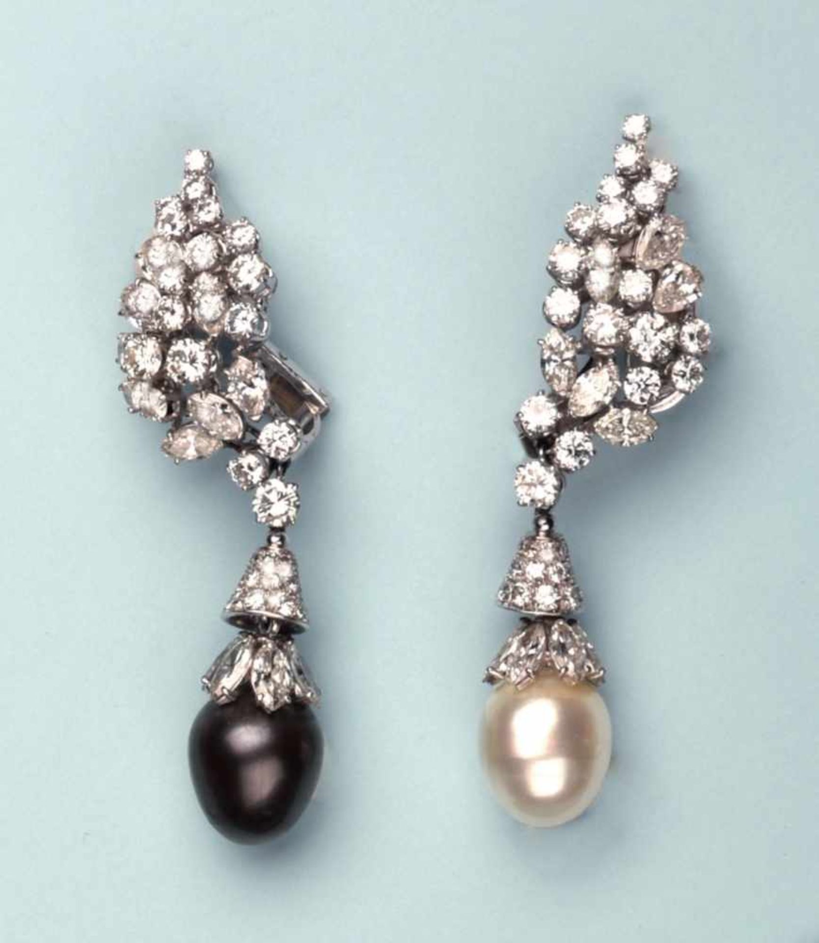 Magnifique paire de boucles d'oreilles pendentifs en platine (système clip en or blanc 750).