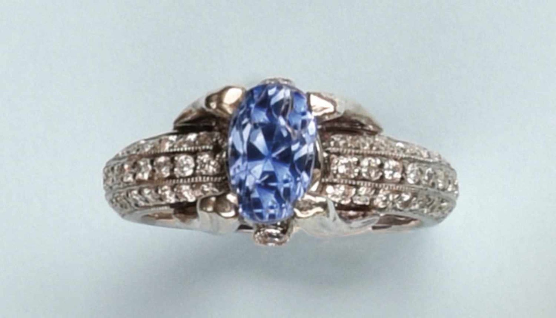 Bague en argent 925. Elle est ornée d'un saphir ovale disposé à la verticale. Le corps de bague