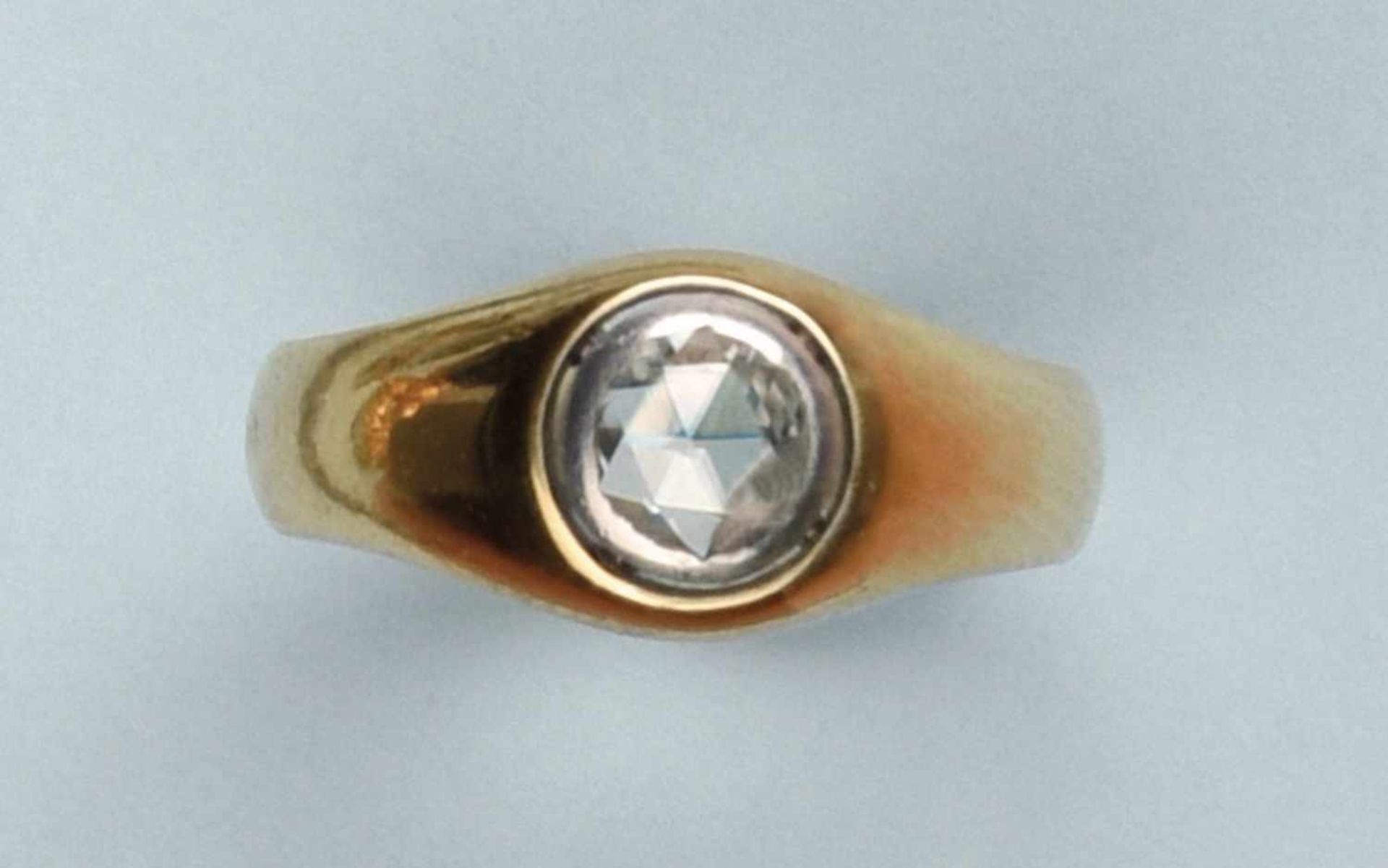 Bague jonc en or jaune 585. Elle est ornée d'un diamant de taille rose en serti clos. Tour de doigt: