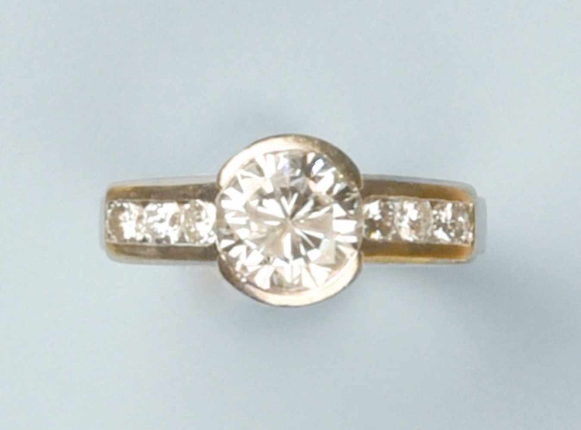 Bague en or blanc 750. Elle est ornée d'un brillant d'environ 1.80 ct (bonne qualité). Il est