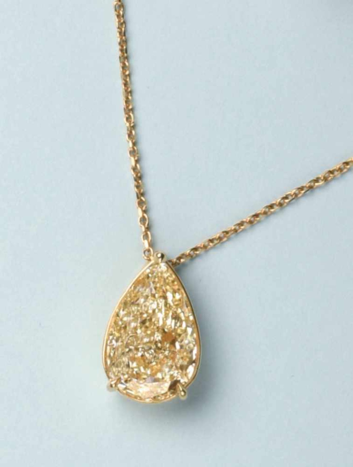 Collier en or jaune 750 mailles forçats. Il est orné d'un pendentif serti d'un diamant poire d'