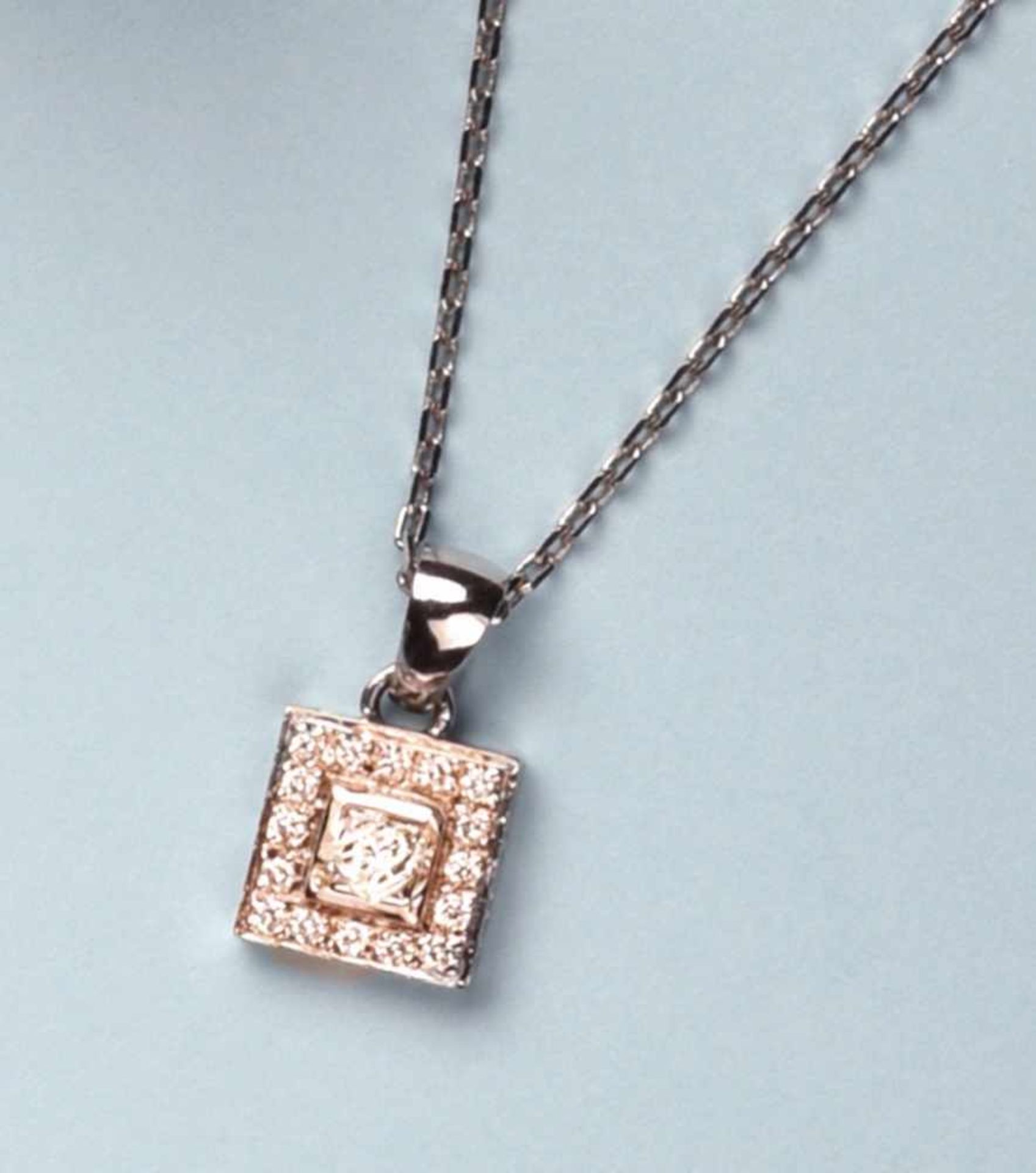 Collier mailles forçats en or blanc 750. Il est orné d'un pendentif géométrique, serti d'un