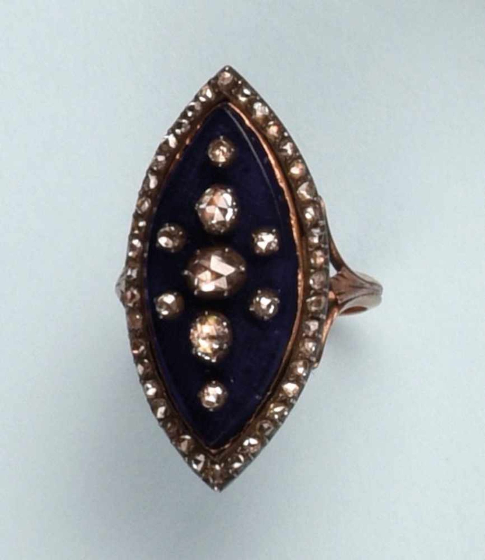 Bague en argent et or rose 750. Le plateau de forme marquise est émaillé de couleur bleue. Le