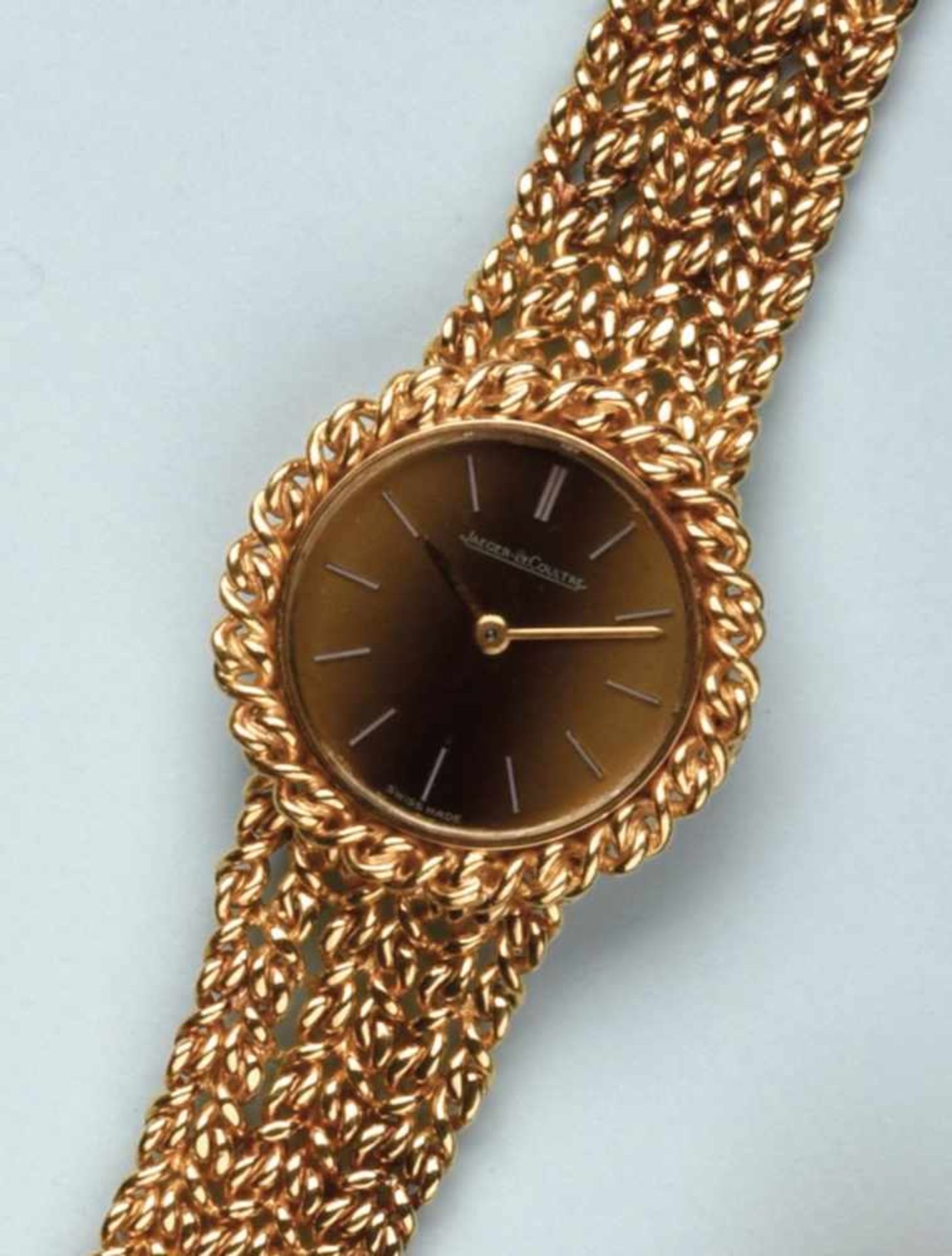 Bracelet montre pour dame en or jaune 750 de marque "JAEGER-LECOULTRE". La montre de forme ronde,