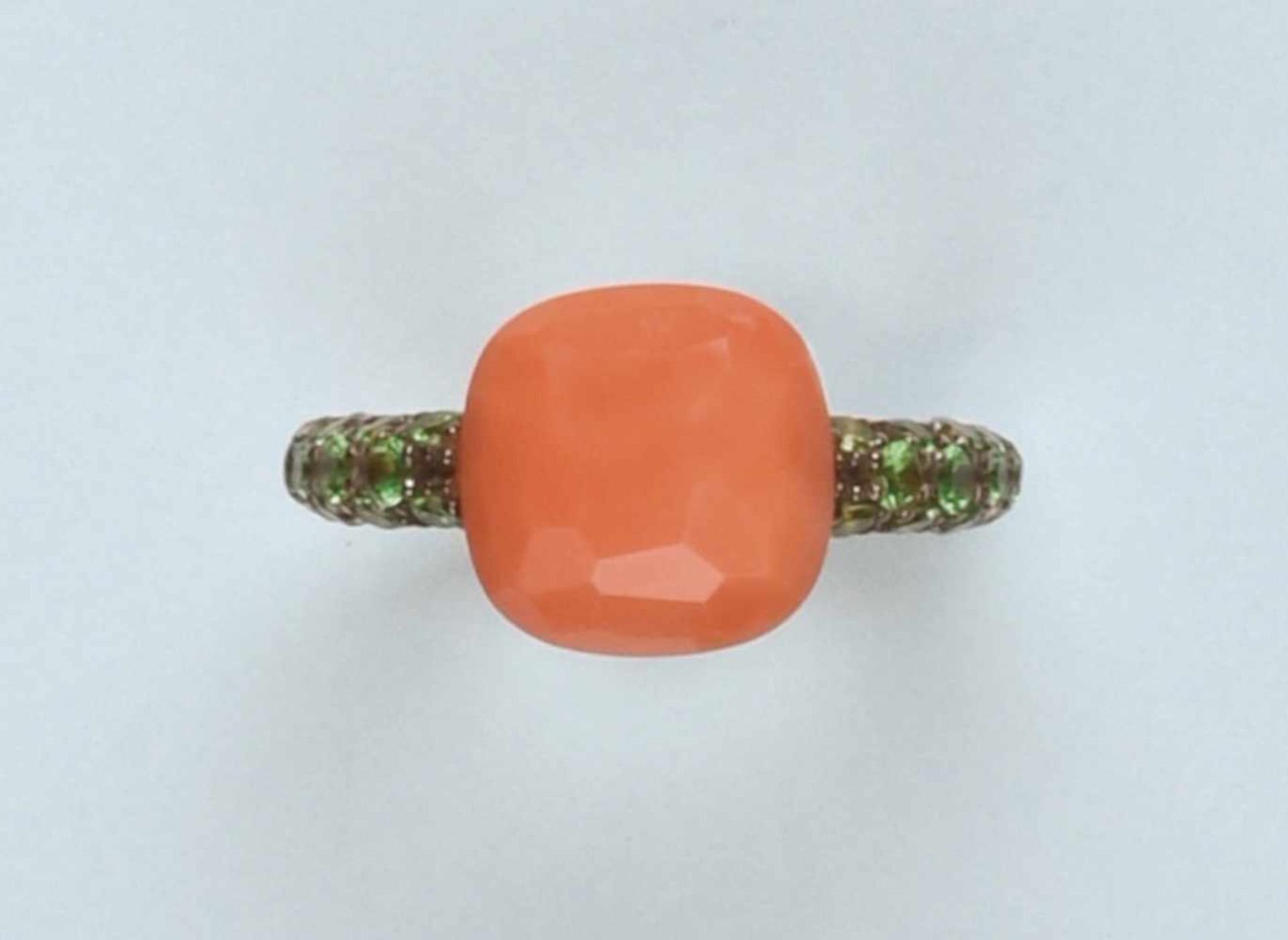 Bague en or rose 750 signée "POMELLATO", modèle "Capri". Elle est ornée d'un corail cabochon