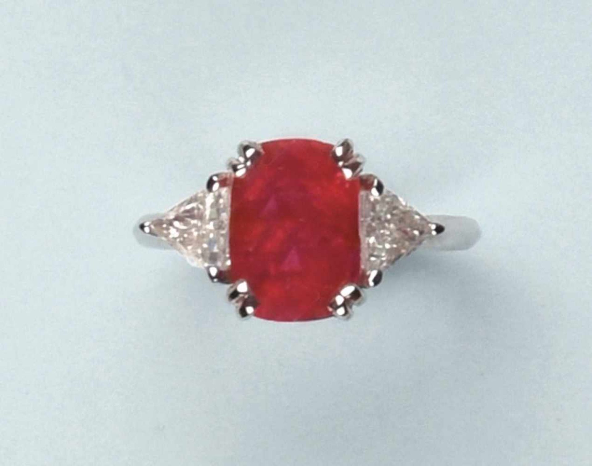 Bague en or blanc 750. Elle est ornée d'un très beau rubis coussin de 3.43 cts. Il est encadré par