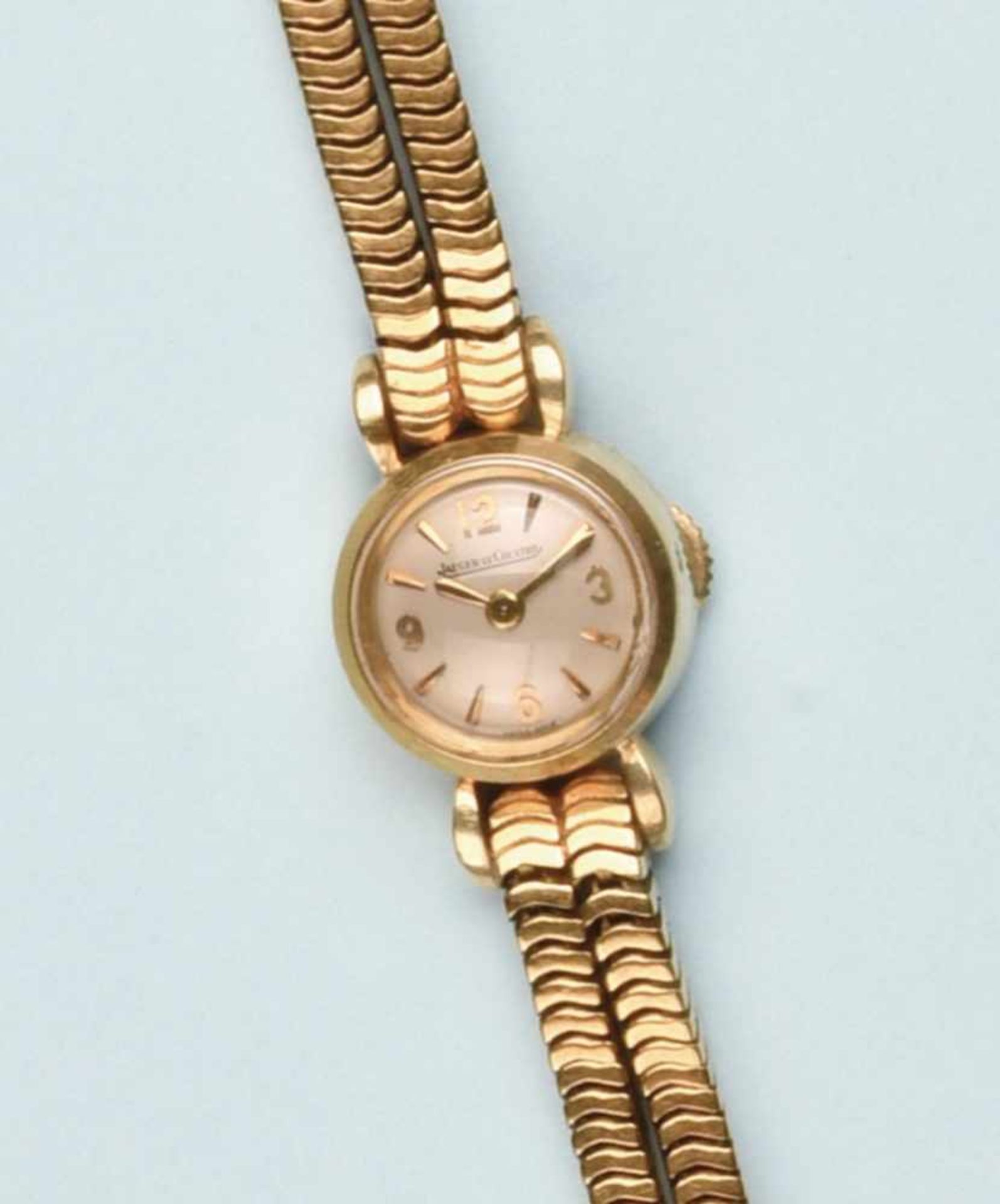 Bracelet montre pour dame en or jaune 750 de marque "JAEGER- LECOULTRE". La montre de forme ronde,