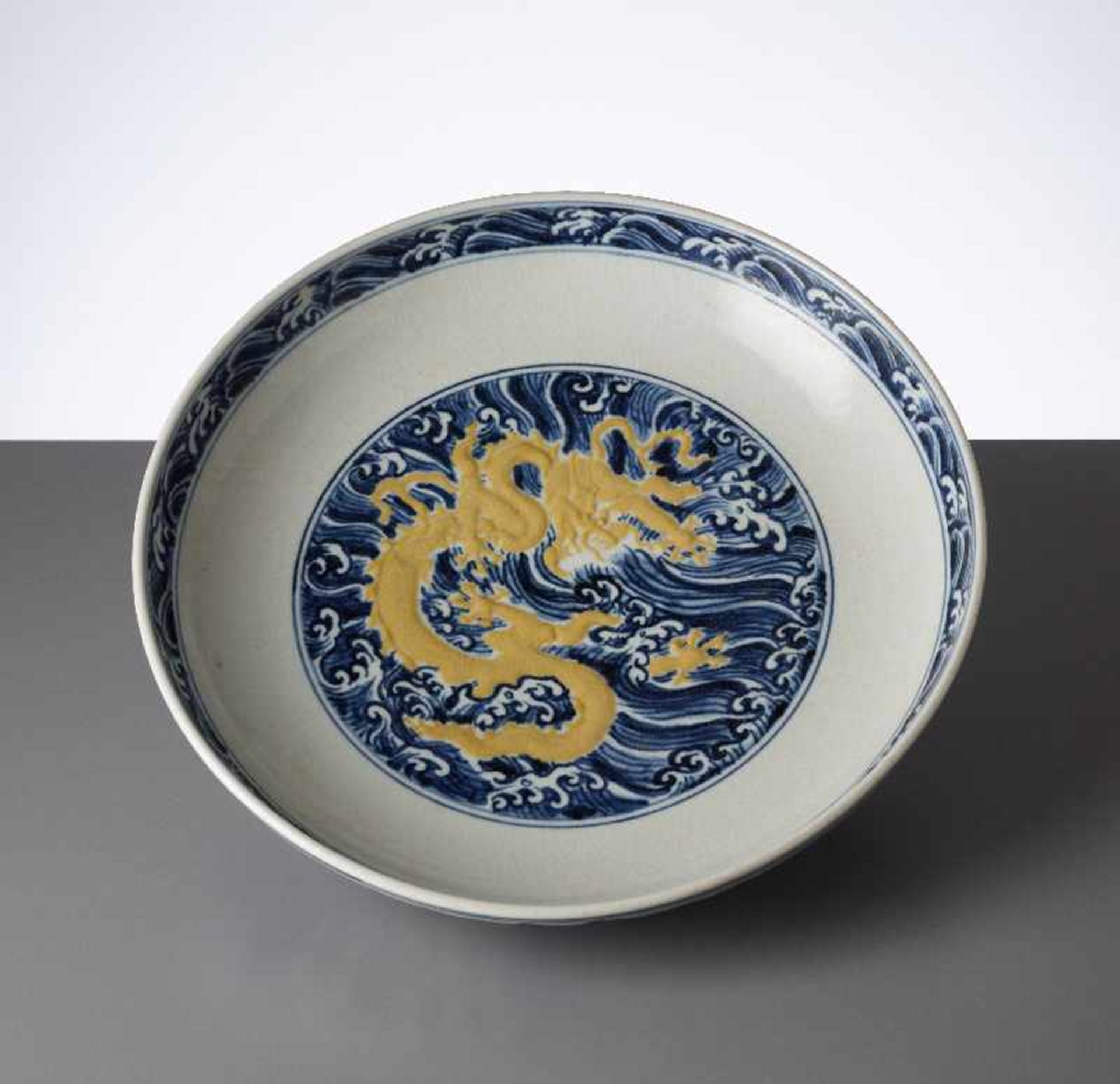 SCHALE MIT MEERESDRACHENBlauweiß-Porzellan. China, im Stil der Ming-Zeit, ca. Mitte 20. JhIm