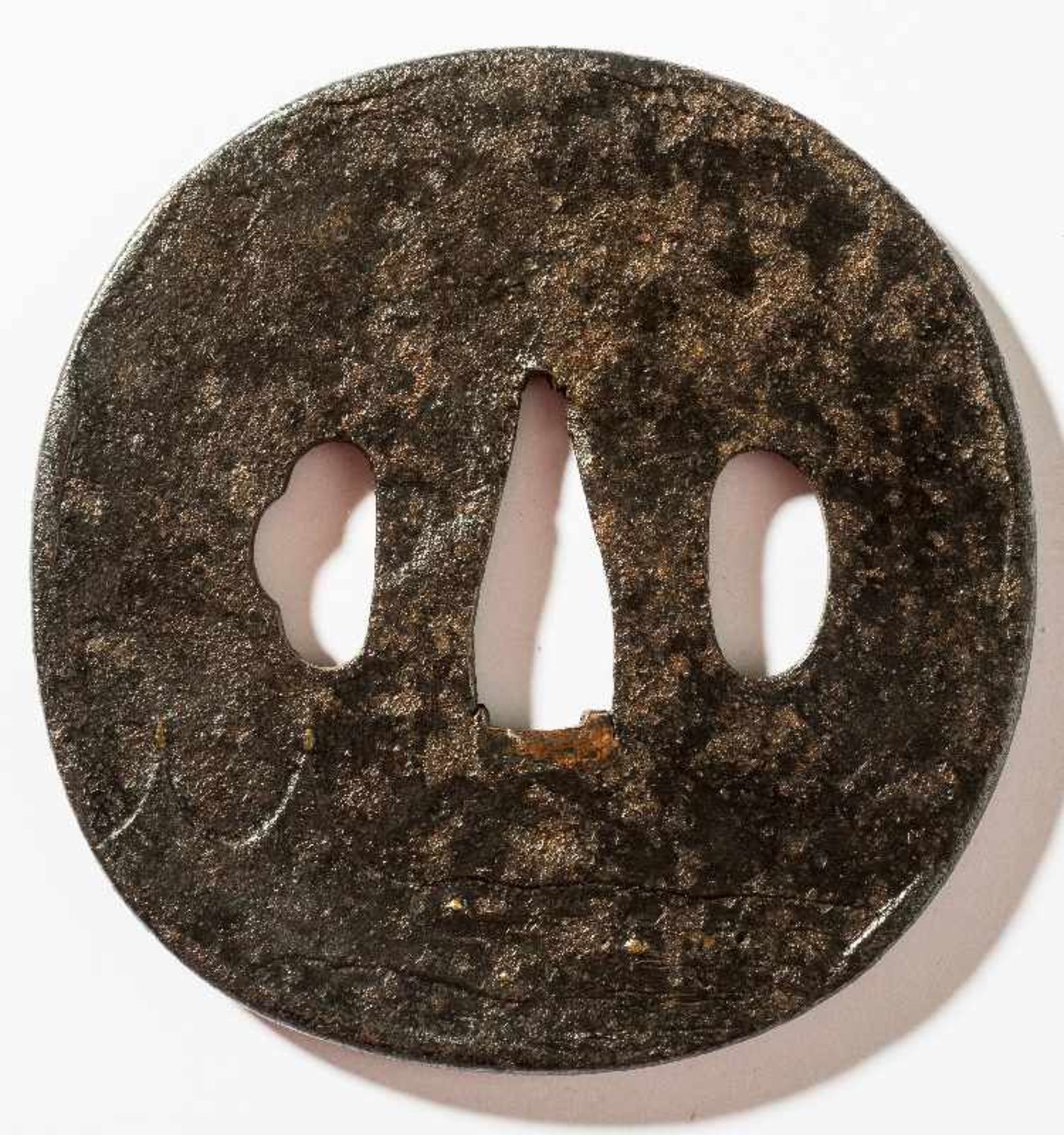 TSUBA MIT FLÖSSER Eisen, Kupfer, etwas Gold. Japan, 18. Jh. Runde Marugata mit zwei Hitsu, der runde - Image 2 of 3