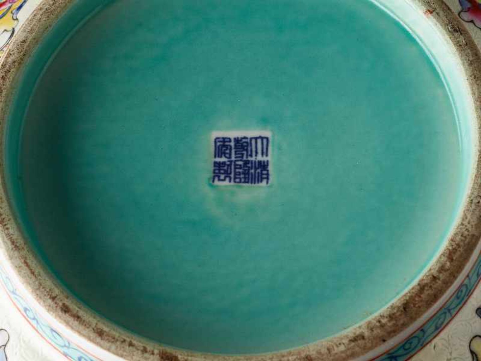 GROSSE SCHALEPorzellan mit Emailfarben. China, voriges Jh.Sechszeichenmarke in Siegelschrift Da Qing - Image 4 of 9