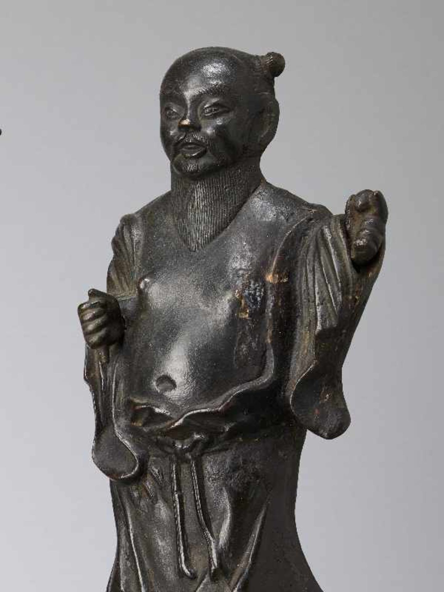 GRUPPE VON VIER UNSTERBLICHENBronze. China, späte Ming-Dynastie (bis 1644)Alle Figuren sind aus - Image 10 of 10