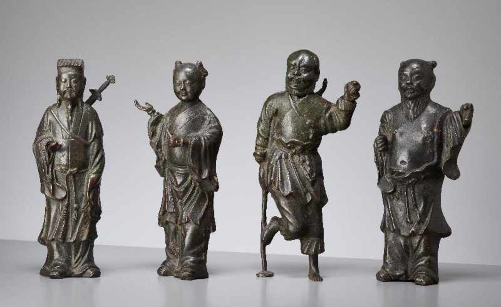 GRUPPE VON VIER UNSTERBLICHENBronze. China, späte Ming-Dynastie (bis 1644)Alle Figuren sind aus