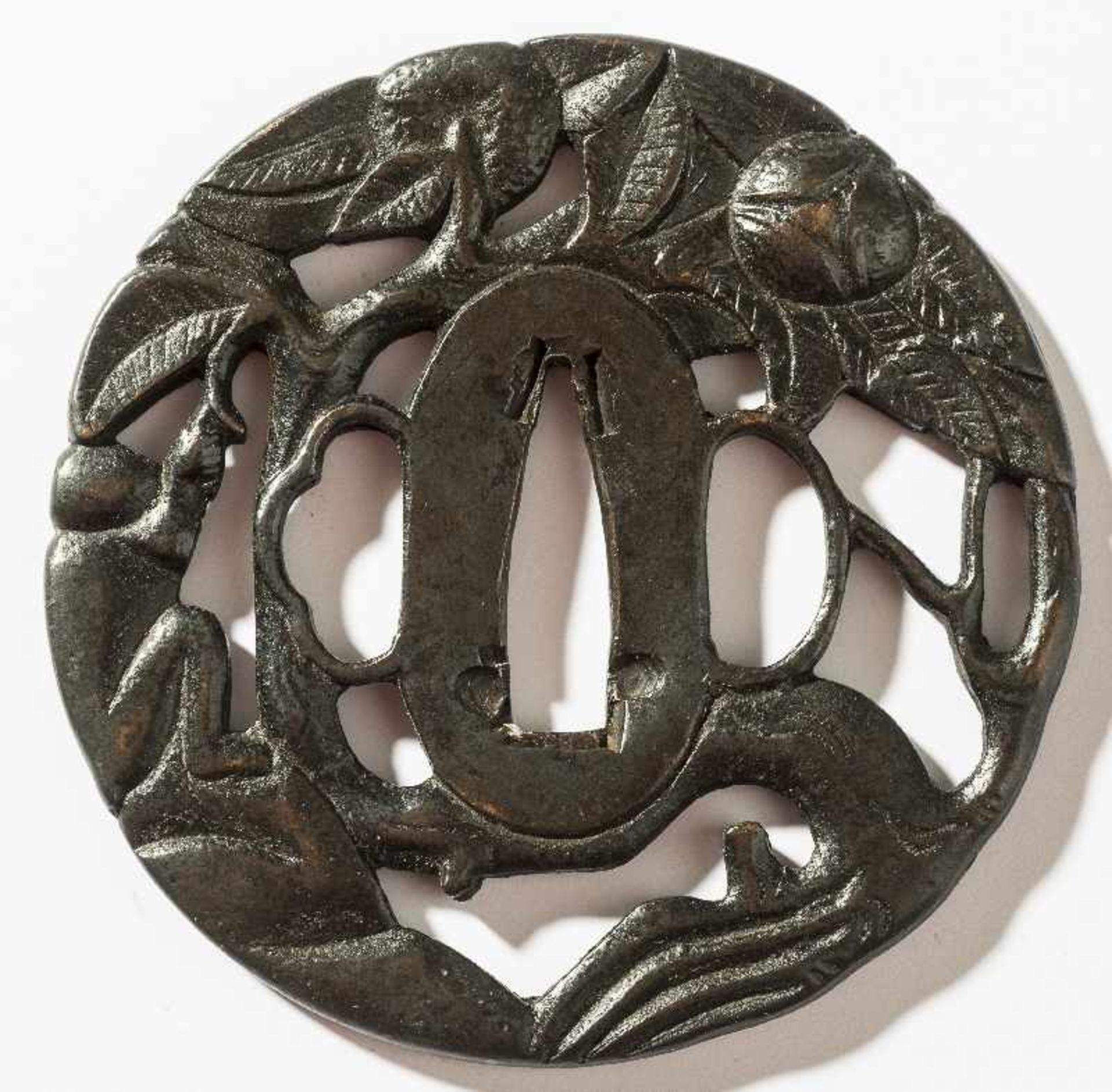 TSUBA MIT AFFE UND FRÜCHTEN Shakudo. Japan, HÖHE 7,8 CM Runde Marugata-Form mit Ryohitsu, die